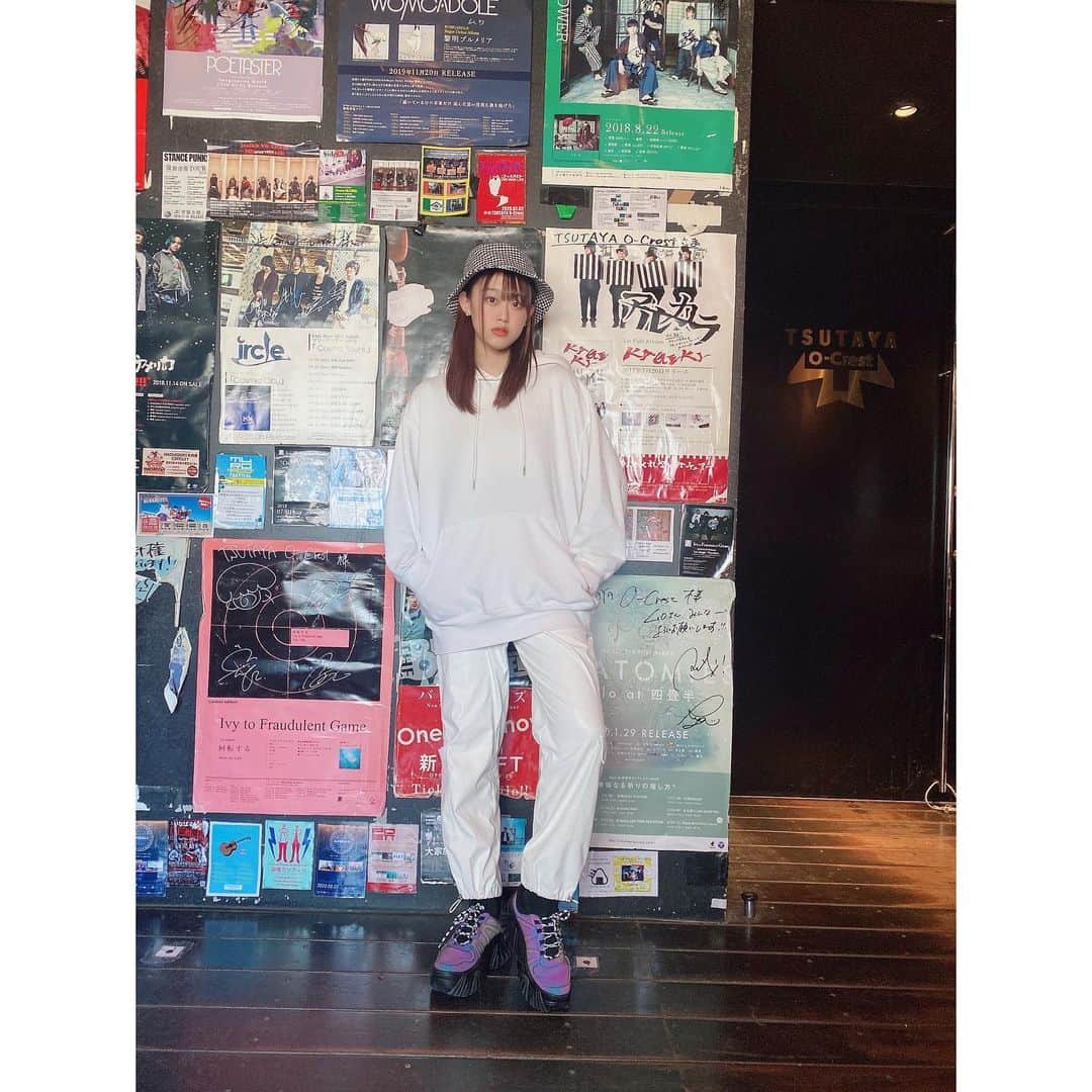 高橋真由のインスタグラム：「・ ダル着 ・ ・ #ライブコーデ #ライブハウス #バケハ女子 #ピムス #good #instagood #followme #follow」