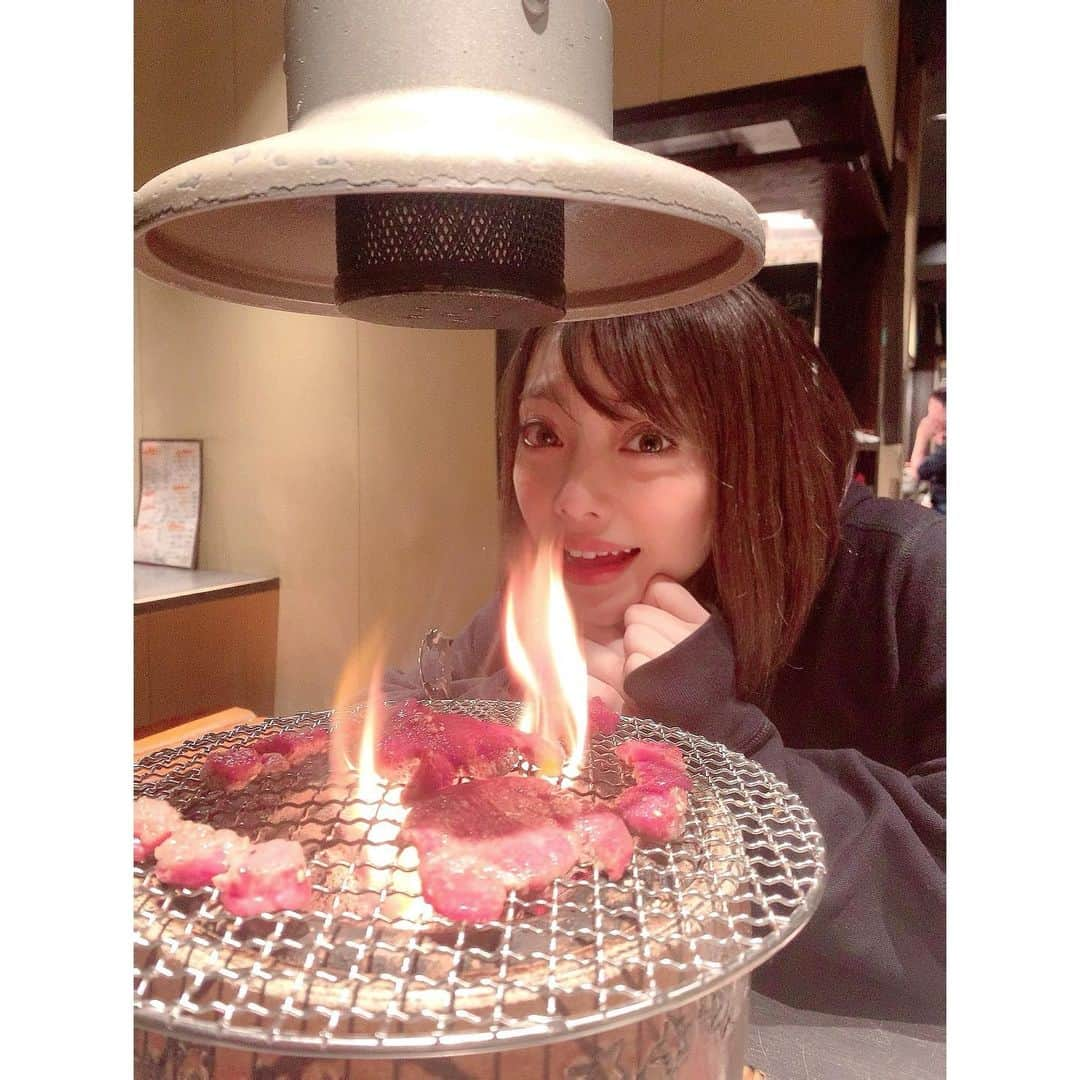 石川あんなさんのインスタグラム写真 - (石川あんなInstagram)「肉待ち女  #鼻燃えそう👃 #タン萌え #ハラミ萌え #焼肉 #牛タン #肉スタグラム  #japanesegirl #gravure #sexy #asiansexy  #asiangirls #selfie #日本」2月28日 22時22分 - anna_iskw