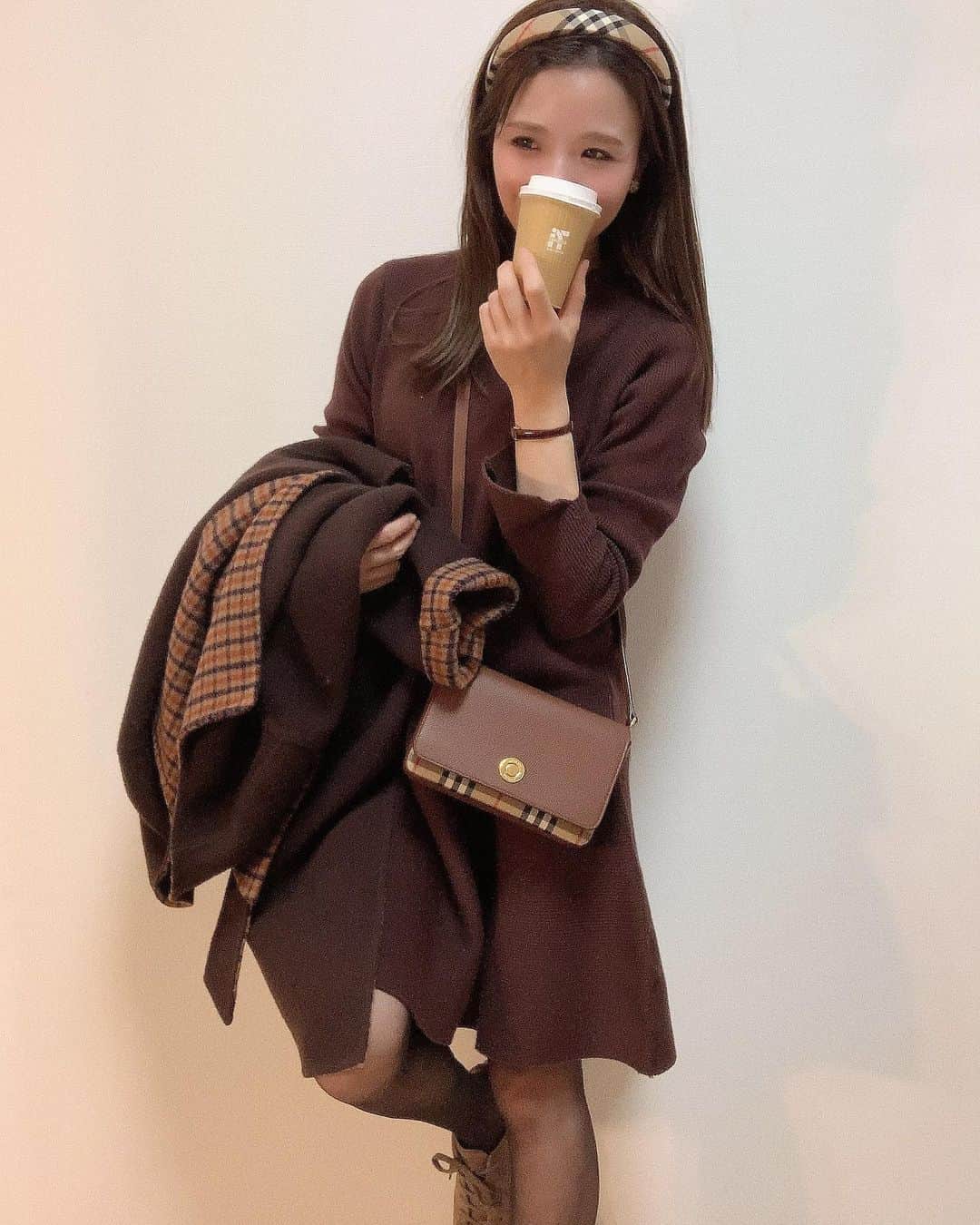 nyaachanさんのインスタグラム写真 - (nyaachanInstagram)「* だい~好きなブラウンとチェックまみれなコーデ🙌 コートがそろそろ着納めかなぁー？ あったかい日が続きそうな予感ですね☺️ このニットワンピ１枚で出れそう~☀️ * 靴もブラウンなんやけど、またまたコンバースで、これまた、ロゴのゴールドとかたまらなく可愛いねん🥺💓 星が好きな私、耳も星のアクセ、チラリ⭐︎ * #チェックコート　@slobeiena  #ニットワンピース#スターアクセサリー　@select.apricot  #スニーカー　@converse_jp  #カチューシャ#ショルダーバッグ　@burberry  * *  #春コーデ#instagood#instafashon#今日の服#今日のコーデ#おしゃれさんと繋がりたい#プチプラファッション#プチプラコーデ#カジュアルコーデ#着回しコーデ#大人カジュアル#韓国ファッション#きれいめカジュアル#きれいめコーデ#ガーリーコーデ#おちびコーデ#シャツコーデ#ワンピース#フォーマル#デートコーデ#ブラウンコーデ#チェックコーデ」2月28日 22時14分 - naokoko70