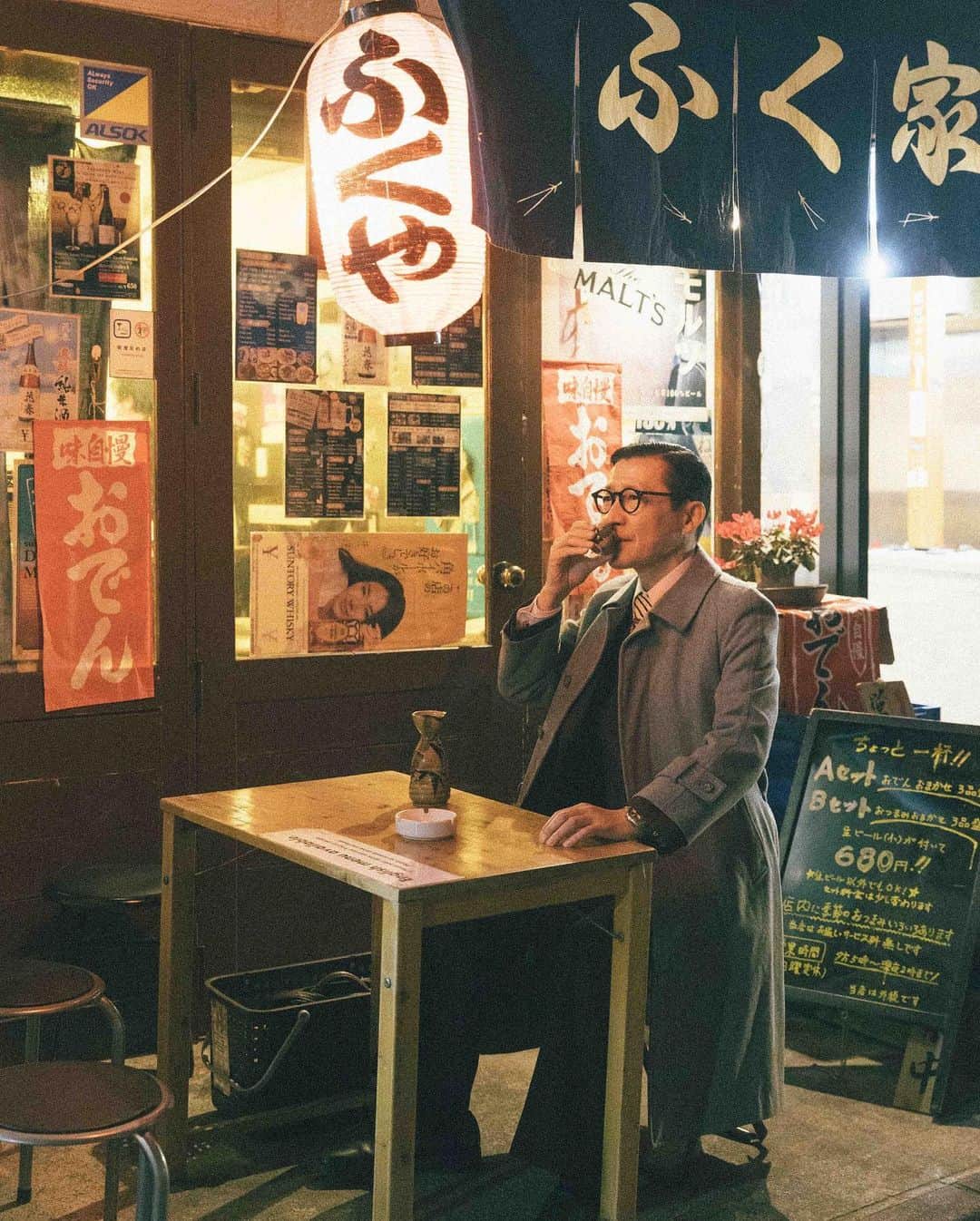 師岡とおるさんのインスタグラム写真 - (師岡とおるInstagram)「2月のジョニスタグラムは、始めて買った古着の匂いと、初めて食べたまい泉のトンカツが懐かしい『原宿編』　民泊飲みの場として使わせてもらったモシモシルームスは屋上飲みもオススメです🍻  #岩井ジョニ男  #ジョニスタグラム  #moshimoshirooms @sawanotsuru」2月28日 22時14分 - mo_rock