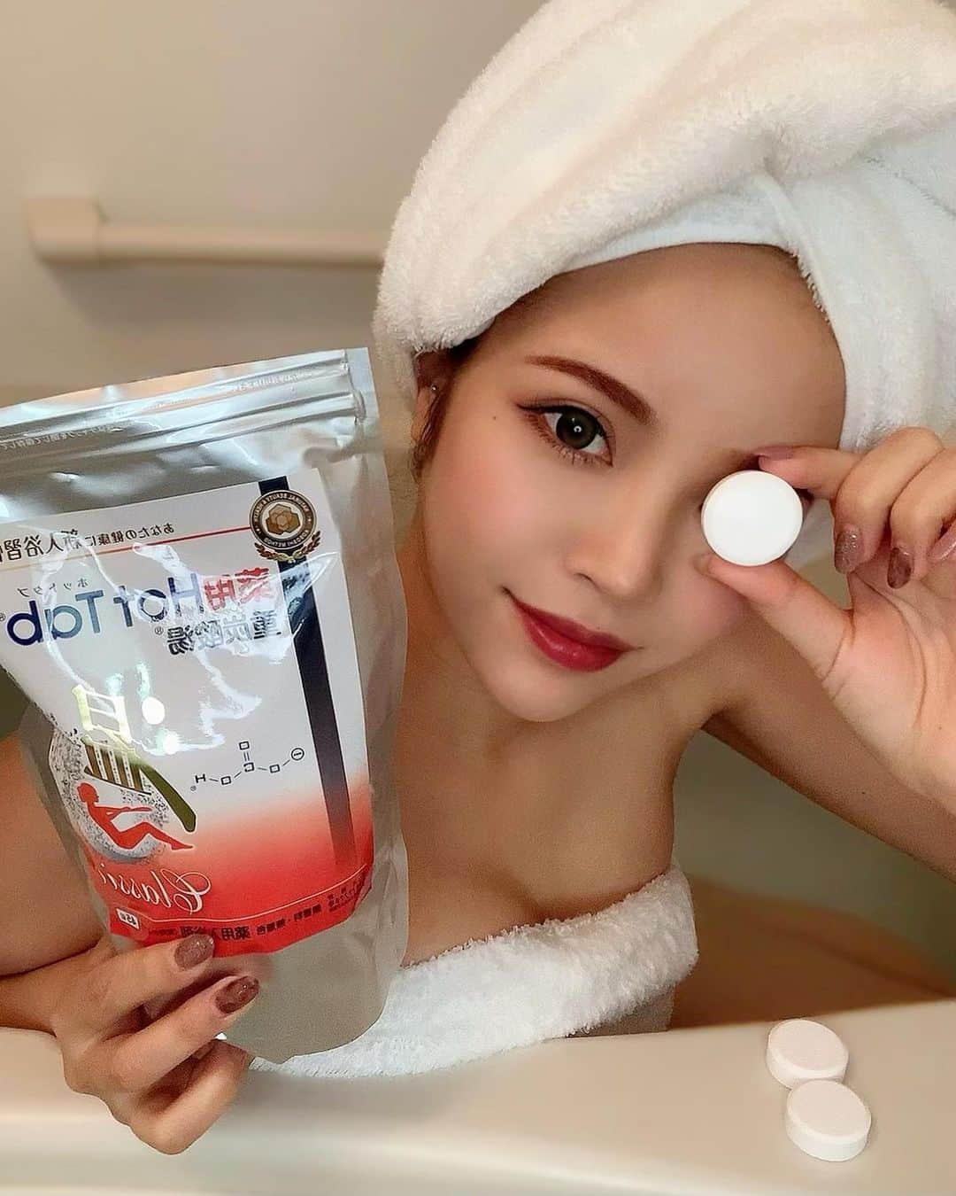 DJ NANAさんのインスタグラム写真 - (DJ NANAInstagram)「明日からのダイエットに備えて @hottab_official 🛁🔥  昔買ったことがあってこれを入れると そんなに熱いお湯じゃなくても 芯まであったまって汗が出るの✨  入れるのといれんのじゃ 大違いだから冷え性とか温活したい人に まじでおすすめです🙋‍♀️  代謝を上げるためにも ダイエット期間しっかり温活するよ🔥  またストーリーにURL貼っときますので 気になる方はそこから飛んでね✈️  #ホットタブ #hottab #感動ホットタ部 #体温を1度上げなさい #免疫力アップ #コロナ対策 #美容 #美容情報 #美肌 #健康 #入浴 #入浴剤 #お風呂時間 #お風呂 #快眠 #疲労回復 #おうち時間 #リラックス #癒し #PR」2月28日 22時16分 - dj_nana092