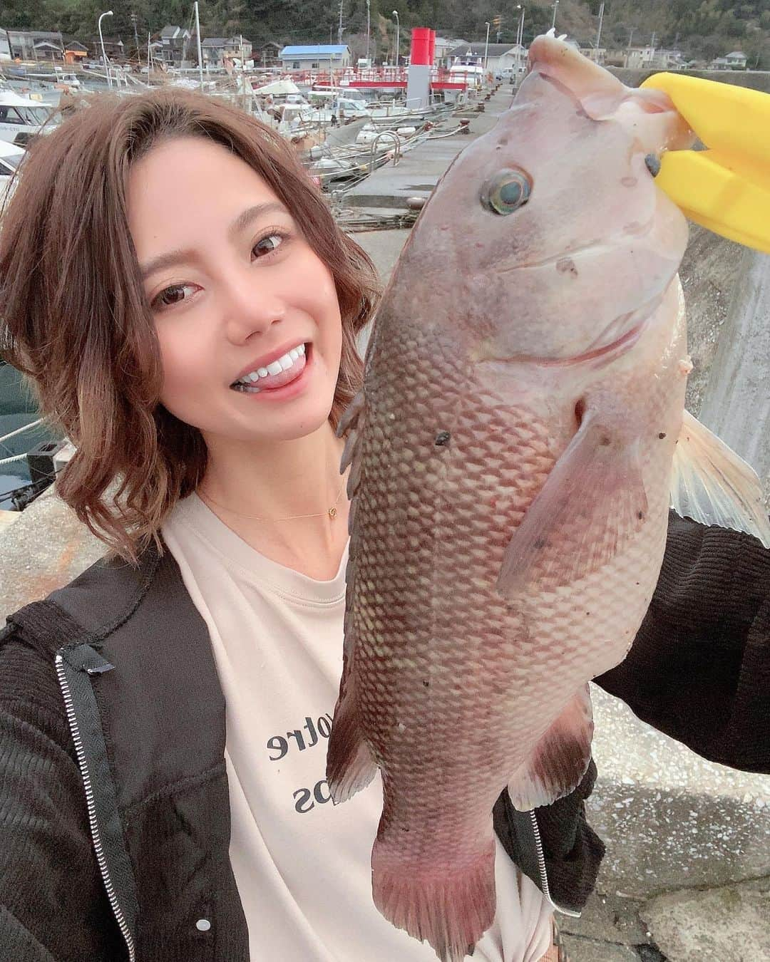 KANAのインスタグラム：「今日は朝から携帯放置でずーっと釣りしてた🎣まずはサビキでアジを釣りましょう笑笑笑 めっちゃ大変やった笑笑 ちっさなフグやアラカブたちもたっくさん釣れたよ💓 狙って釣れた 25センチくらいあるフグ🐡ちょっと嬉しかった💓 本命のカンチャンも大量〜💓 まぢ今日は最高でした♪ #釣り #釣り好きな人と繋がりたい #釣り人 #アラカブ #フグ #コブダイ #たんこぶゲーム #大分県 #防波堤 #ショア #どんなもんぢゃーーーい #thesea」