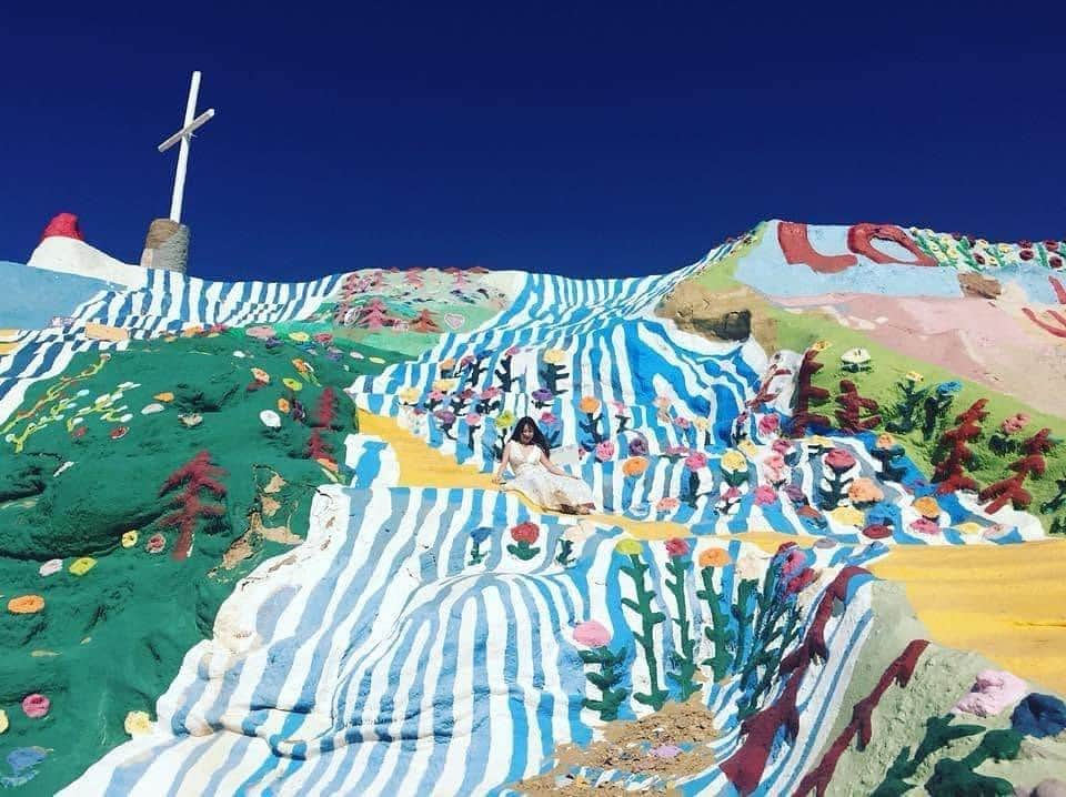 名波はるかのインスタグラム：「早くまた海外行きたいなぁ…。 #la #salvationmountain」