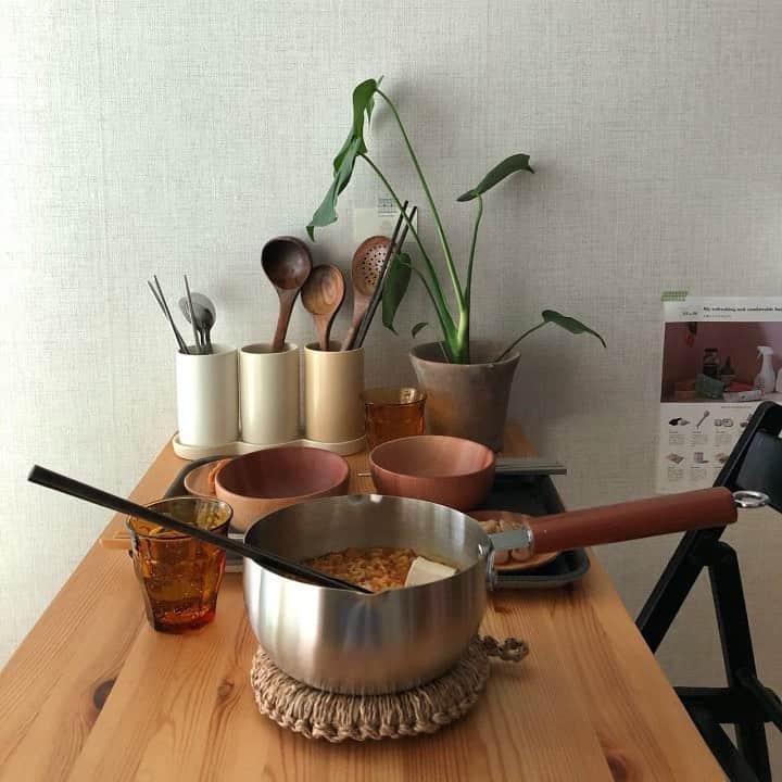 ingerliselilleさんのインスタグラム写真 - (ingerliselilleInstagram)「나른한 주말 오후 감성의 한끼밥상🍜✨ 카모메키친 우드그립 스텐 편수냄비 외 5종 주방 특가 . ✔️편수냄비 21,300원~ ⭐️최대 30% 할인 ✔️구성 : 냄비, 수저통, 수저세트, 우드플레이트, 짚 받침 ✔️기간 : 3월 5일(금) 까지 . 🛒구매는 사진 속 제품태그 터치 👆🏻 . 🛒@housegram_ 프로필 링크 또는 하우스앱에서 ‘카모메키친’ 검색하셔도 구매가능합니다. . 스텐과 우드의 조화로 내추럴한 테이블플레이팅의 완성!💫 . 우드 식기와 함께 테이블에 올려두면 함께 두는것 만으로도 무드있는 식사 시간을 즐길 수 있을거에요🐿🌿 . 우드그립 편수냄비와 찰떡같이 어울리는 짚 냄비받침 . 크리미한 컬러감으로 무드있는 부엌을 완성해 줄 카모메 수저통 . 마호가니 우드 볼과 마호가니 우드 플레이트 2종 . 다양한 컬러전개로 사랑 받는 카모메 수저세트 까지🍴🥄🥢 . 일상속 평범한 식사시간를 감성밥상으로 완성해 줄 카모메키친 주방용품 6종을 하우스앱에서 만나보세요 🙂 . #하우스앱 #하우스스토어 #하우스공구 #카모메키친 #우드스텐편수냄비 #편수냄비 #짚냄비받침 #라면냄비 #수저통 #수저세트 #우드볼 #우드그릇 #우드주방용품 #살림템」2月28日 22時17分 - houseapp_official