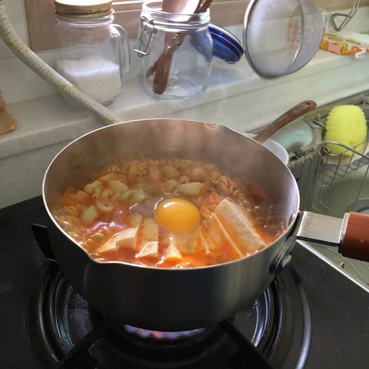 ingerliselilleさんのインスタグラム写真 - (ingerliselilleInstagram)「나른한 주말 오후 감성의 한끼밥상🍜✨ 카모메키친 우드그립 스텐 편수냄비 외 5종 주방 특가 . ✔️편수냄비 21,300원~ ⭐️최대 30% 할인 ✔️구성 : 냄비, 수저통, 수저세트, 우드플레이트, 짚 받침 ✔️기간 : 3월 5일(금) 까지 . 🛒구매는 사진 속 제품태그 터치 👆🏻 . 🛒@housegram_ 프로필 링크 또는 하우스앱에서 ‘카모메키친’ 검색하셔도 구매가능합니다. . 스텐과 우드의 조화로 내추럴한 테이블플레이팅의 완성!💫 . 우드 식기와 함께 테이블에 올려두면 함께 두는것 만으로도 무드있는 식사 시간을 즐길 수 있을거에요🐿🌿 . 우드그립 편수냄비와 찰떡같이 어울리는 짚 냄비받침 . 크리미한 컬러감으로 무드있는 부엌을 완성해 줄 카모메 수저통 . 마호가니 우드 볼과 마호가니 우드 플레이트 2종 . 다양한 컬러전개로 사랑 받는 카모메 수저세트 까지🍴🥄🥢 . 일상속 평범한 식사시간를 감성밥상으로 완성해 줄 카모메키친 주방용품 6종을 하우스앱에서 만나보세요 🙂 . #하우스앱 #하우스스토어 #하우스공구 #카모메키친 #우드스텐편수냄비 #편수냄비 #짚냄비받침 #라면냄비 #수저통 #수저세트 #우드볼 #우드그릇 #우드주방용품 #살림템」2月28日 22時17分 - houseapp_official