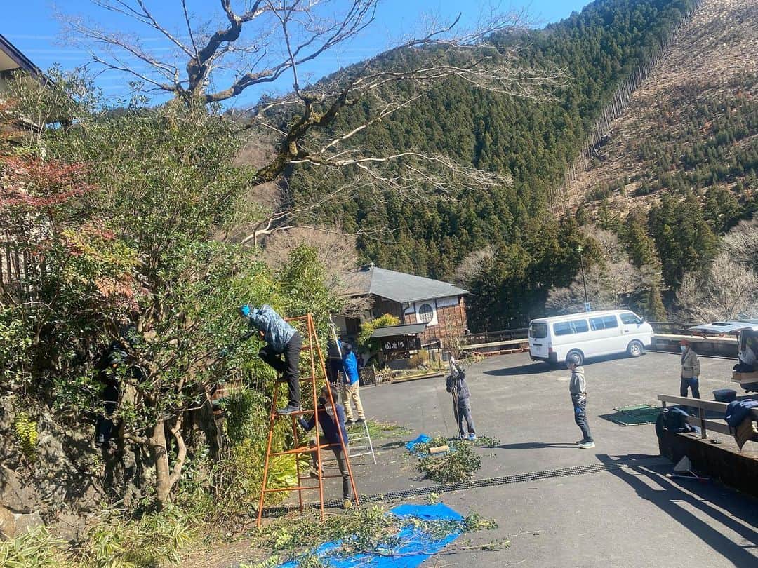 福島和可菜さんのインスタグラム写真 - (福島和可菜Instagram)「私のホームでもあります御岳⛰  その、御嶽駅（漢字は御岳と違いますが同じ場所です🤲）からすぐの所にあります、 　 国登録有形文化財 河鹿園さん  ご縁がありましてコチラの庭の整備を、  オンラインサロン 👟RUN&BEER🍺 メンバー  で担当させていただく事になりました🌳  サロンでは、新しいトレイルコースを作ったり、 色々開拓したりしているので、皆様すでにプロフェッショナル🥳  今日は記録会で参加で出来ない方もいらっしゃいましたが、 それぞれどんどん上達していっている〜😳‼️ （私はみんなに教えていただいてます☺️）  木を切ったり、竹を切ったり、草を刈ったり、 竹を繋いだり、柱を建てたり…  だいぶ変わりました〜✨✨✨  何だかこれから色んな事が出来そうです☀️  サロンのコンセプトは、 走って飲んで食べよう会  ではありますが、  色々な広上がりとご縁、そして素敵な仲間に感謝しつつ、色々盛り上げていきたいと思います😆 　 今年もまた新しいコースの開拓も🤲  色々楽しみです☀️整備はもちろん、 コロナ対策万全で🙌  改めてありがとうございました✨✨✨  #before #after #ビフォーアフター #河鹿園 #国登録有形文化財 #御岳 #御嶽 #みたけ #青梅 #オンラインサロン #run #and #beer #online #salon #仲間 #アウトドア #Love #outdoor #迷彩服 #自然と同化 #笑 #感謝 #ありがとう #健康大使 #🌳 #✂️ #🍺 #👟 #❤️」2月28日 22時17分 - fukushimawakana
