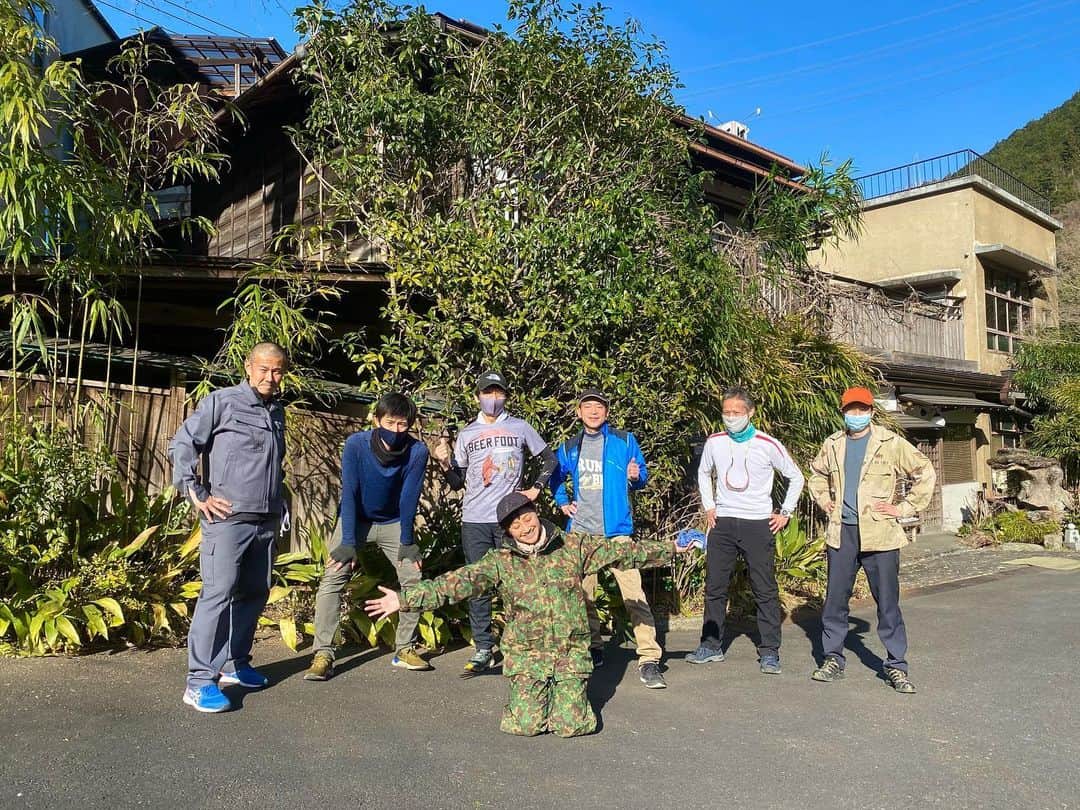 福島和可菜さんのインスタグラム写真 - (福島和可菜Instagram)「私のホームでもあります御岳⛰  その、御嶽駅（漢字は御岳と違いますが同じ場所です🤲）からすぐの所にあります、 　 国登録有形文化財 河鹿園さん  ご縁がありましてコチラの庭の整備を、  オンラインサロン 👟RUN&BEER🍺 メンバー  で担当させていただく事になりました🌳  サロンでは、新しいトレイルコースを作ったり、 色々開拓したりしているので、皆様すでにプロフェッショナル🥳  今日は記録会で参加で出来ない方もいらっしゃいましたが、 それぞれどんどん上達していっている〜😳‼️ （私はみんなに教えていただいてます☺️）  木を切ったり、竹を切ったり、草を刈ったり、 竹を繋いだり、柱を建てたり…  だいぶ変わりました〜✨✨✨  何だかこれから色んな事が出来そうです☀️  サロンのコンセプトは、 走って飲んで食べよう会  ではありますが、  色々な広上がりとご縁、そして素敵な仲間に感謝しつつ、色々盛り上げていきたいと思います😆 　 今年もまた新しいコースの開拓も🤲  色々楽しみです☀️整備はもちろん、 コロナ対策万全で🙌  改めてありがとうございました✨✨✨  #before #after #ビフォーアフター #河鹿園 #国登録有形文化財 #御岳 #御嶽 #みたけ #青梅 #オンラインサロン #run #and #beer #online #salon #仲間 #アウトドア #Love #outdoor #迷彩服 #自然と同化 #笑 #感謝 #ありがとう #健康大使 #🌳 #✂️ #🍺 #👟 #❤️」2月28日 22時17分 - fukushimawakana