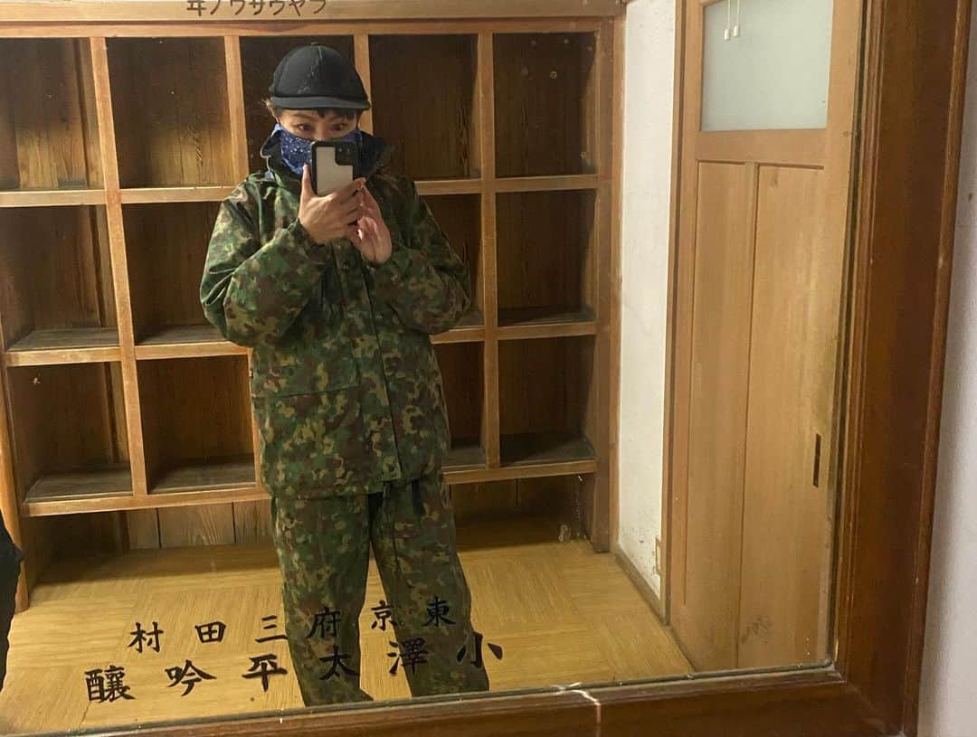 福島和可菜さんのインスタグラム写真 - (福島和可菜Instagram)「私のホームでもあります御岳⛰  その、御嶽駅（漢字は御岳と違いますが同じ場所です🤲）からすぐの所にあります、 　 国登録有形文化財 河鹿園さん  ご縁がありましてコチラの庭の整備を、  オンラインサロン 👟RUN&BEER🍺 メンバー  で担当させていただく事になりました🌳  サロンでは、新しいトレイルコースを作ったり、 色々開拓したりしているので、皆様すでにプロフェッショナル🥳  今日は記録会で参加で出来ない方もいらっしゃいましたが、 それぞれどんどん上達していっている〜😳‼️ （私はみんなに教えていただいてます☺️）  木を切ったり、竹を切ったり、草を刈ったり、 竹を繋いだり、柱を建てたり…  だいぶ変わりました〜✨✨✨  何だかこれから色んな事が出来そうです☀️  サロンのコンセプトは、 走って飲んで食べよう会  ではありますが、  色々な広上がりとご縁、そして素敵な仲間に感謝しつつ、色々盛り上げていきたいと思います😆 　 今年もまた新しいコースの開拓も🤲  色々楽しみです☀️整備はもちろん、 コロナ対策万全で🙌  改めてありがとうございました✨✨✨  #before #after #ビフォーアフター #河鹿園 #国登録有形文化財 #御岳 #御嶽 #みたけ #青梅 #オンラインサロン #run #and #beer #online #salon #仲間 #アウトドア #Love #outdoor #迷彩服 #自然と同化 #笑 #感謝 #ありがとう #健康大使 #🌳 #✂️ #🍺 #👟 #❤️」2月28日 22時17分 - fukushimawakana