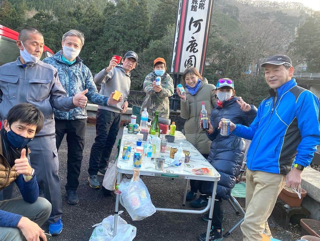 福島和可菜さんのインスタグラム写真 - (福島和可菜Instagram)「私のホームでもあります御岳⛰  その、御嶽駅（漢字は御岳と違いますが同じ場所です🤲）からすぐの所にあります、 　 国登録有形文化財 河鹿園さん  ご縁がありましてコチラの庭の整備を、  オンラインサロン 👟RUN&BEER🍺 メンバー  で担当させていただく事になりました🌳  サロンでは、新しいトレイルコースを作ったり、 色々開拓したりしているので、皆様すでにプロフェッショナル🥳  今日は記録会で参加で出来ない方もいらっしゃいましたが、 それぞれどんどん上達していっている〜😳‼️ （私はみんなに教えていただいてます☺️）  木を切ったり、竹を切ったり、草を刈ったり、 竹を繋いだり、柱を建てたり…  だいぶ変わりました〜✨✨✨  何だかこれから色んな事が出来そうです☀️  サロンのコンセプトは、 走って飲んで食べよう会  ではありますが、  色々な広上がりとご縁、そして素敵な仲間に感謝しつつ、色々盛り上げていきたいと思います😆 　 今年もまた新しいコースの開拓も🤲  色々楽しみです☀️整備はもちろん、 コロナ対策万全で🙌  改めてありがとうございました✨✨✨  #before #after #ビフォーアフター #河鹿園 #国登録有形文化財 #御岳 #御嶽 #みたけ #青梅 #オンラインサロン #run #and #beer #online #salon #仲間 #アウトドア #Love #outdoor #迷彩服 #自然と同化 #笑 #感謝 #ありがとう #健康大使 #🌳 #✂️ #🍺 #👟 #❤️」2月28日 22時17分 - fukushimawakana