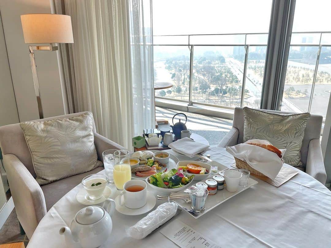 ちゃぴたんさんのインスタグラム写真 - (ちゃぴたんInstagram)「The beautiful scenery makes me hungry🍴  いつも朝ごはんたべないのに🤣  お腹いっぱいでパンとジャム食べれなかったけど、お持ち帰りOKだったからお持ち帰りしてきた🥰  Take outできると残すの心苦しくないから日本にもTake out文化広まってほしい💕  #パレスホテル東京 #パレスホテル #palacehoteltokyo #palacehotel #Tokyo #5star #5starhotel #luxury #fancy 　#ステイケーション #staycation #lfl #hotel #hotelstay #happy #breakfast  #朝ごはん #americanbreakfast #アメリカではtake-outをTo-goというよ🥰」2月28日 22時18分 - sayaka___0430