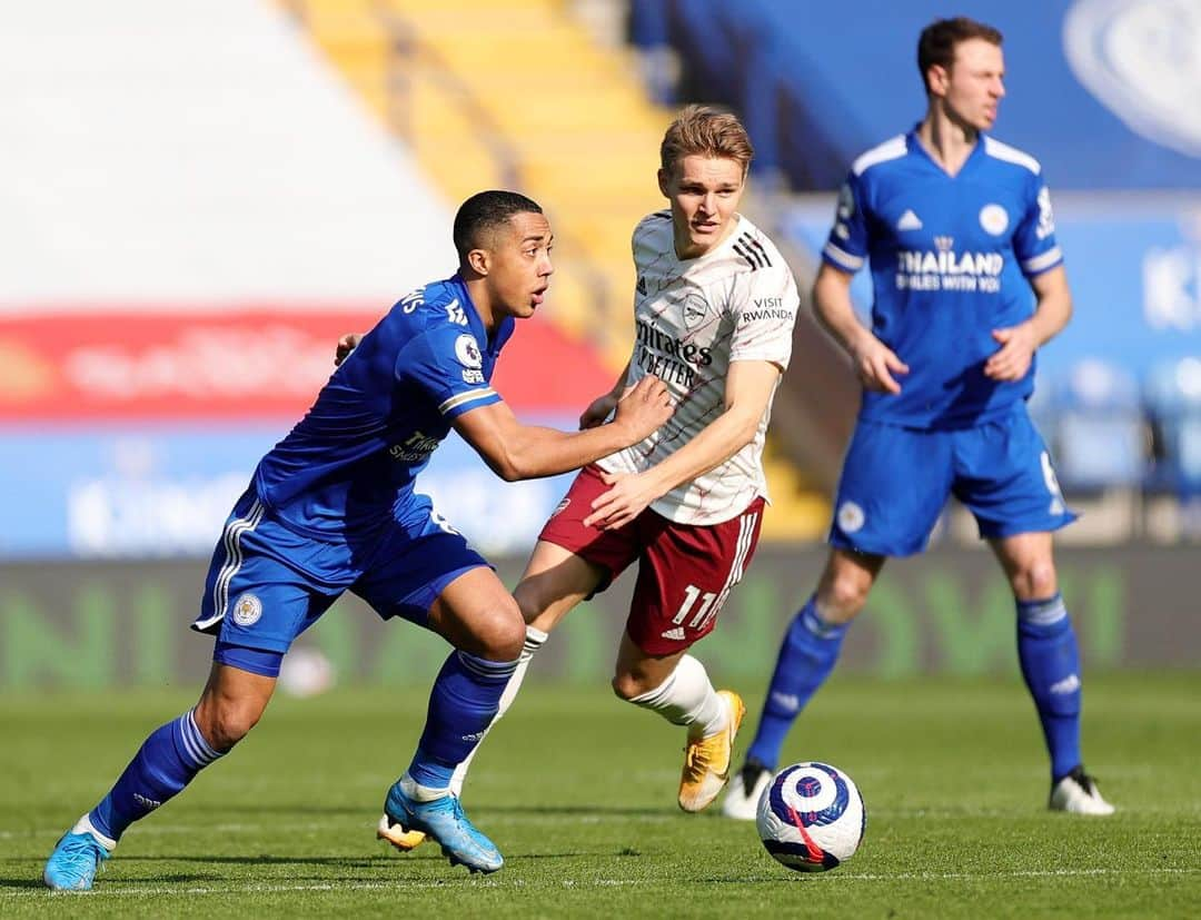 レスター・シティFCさんのインスタグラム写真 - (レスター・シティFCInstagram)「Half an hour to find a way back into the game. Come on, Leicester! 🗣  #LeiArs • #lcfc • #PL」2月28日 22時23分 - lcfc