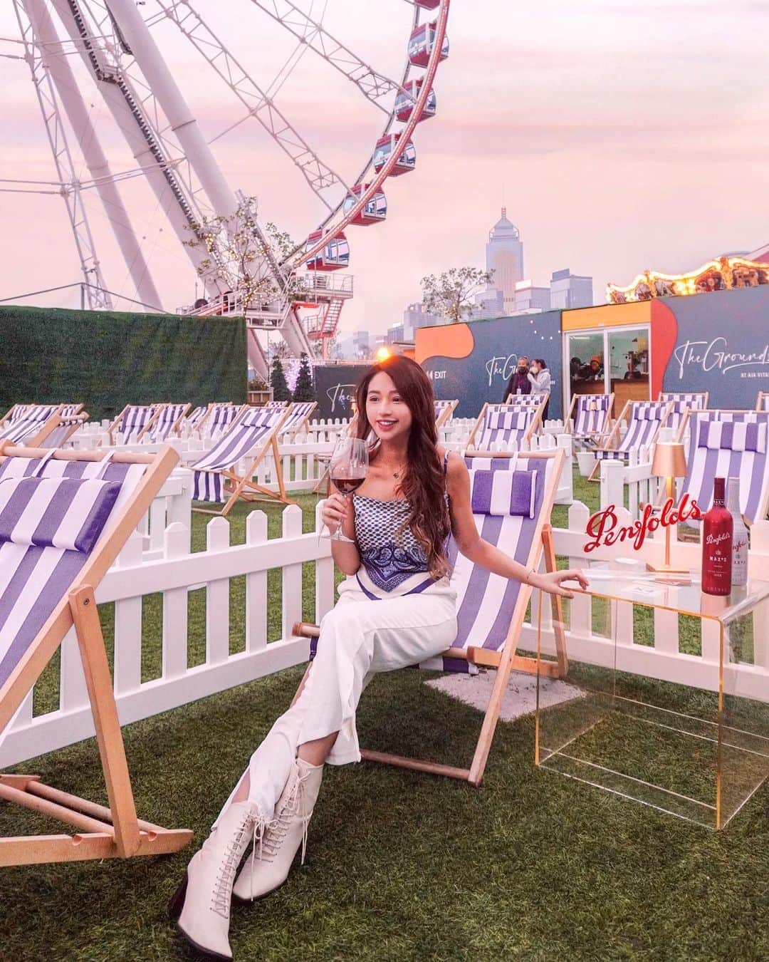 Moanna S.のインスタグラム：「Outdoor cinema in Hong Kong!   Finally here at the Grounds - an open-air theatre featuring private viewing pods 🎥Perfect for movie dates with a drink or two at the on-site bar provided by @penfolds Max’s - love their Shiraz and Chardonnay!🍷  #penfoldsHK #penfoldsmax #thegroundshk #penfolds」