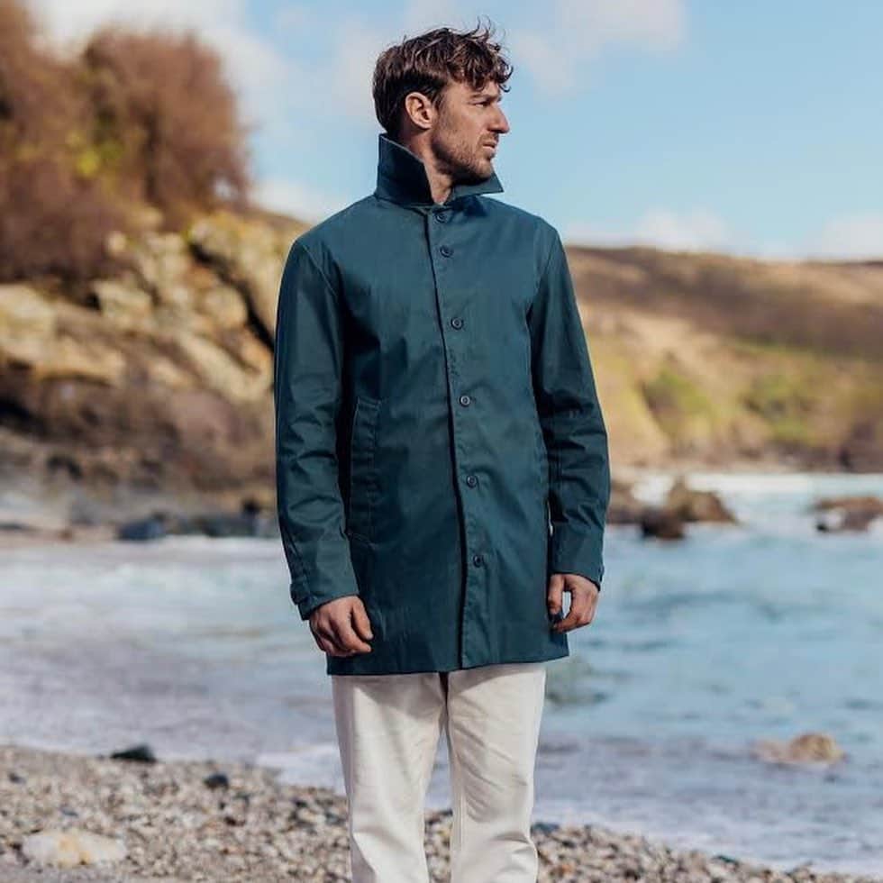 ヘンリロイドのインスタグラム：「New arrival - Made in our own European factory, the Windward coat is timeless in its design and features a smart buttoned down front and unique chunky HL snap closures and collar with a wax finish. Now available online at henrilloyd.com #spring #coat #henrilloyd」