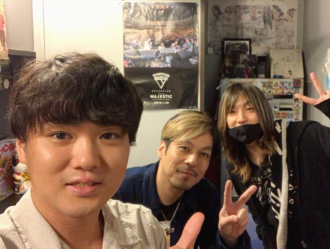 SUSURUさんのインスタグラム写真 - (SUSURUInstagram)「美味すぎる煮干しラーメン！ Dragon Ashのドラマー、櫻井誠さんと一緒にすすってきました🍥 キリリとエッジ効きつつ臭みなく、旨味のみを存分に味わえるスペシャルなスープ！ パツ食感ではないしっかり茹で上げた中細麺や2種のチャーシューも美味！ 山椒肉めしはうな丼のような甘辛い味付けでこれまた美味しかったです🍚 櫻井さんが製麺した麺で作った特製和え玉も最高でした‥！ #susuru_tv #1794日目 #陽はまたのぼる #綾瀬 #東京 #Dragon Ash #櫻井誠 さん #味玉煮干しそば #山椒肉飯 #超うまい  #ラーメン #らーめん #ramen #ラーメン部 #ramennoodles #毎日ラーメン生活 #麺スタグラム #japaneseramen #japanramen #foodstagram #foodie #noodles #instanoodle #instaramen #instafood #susururecommended #煮干しラーメン #東京ラーメン」2月28日 22時25分 - susuru_tv