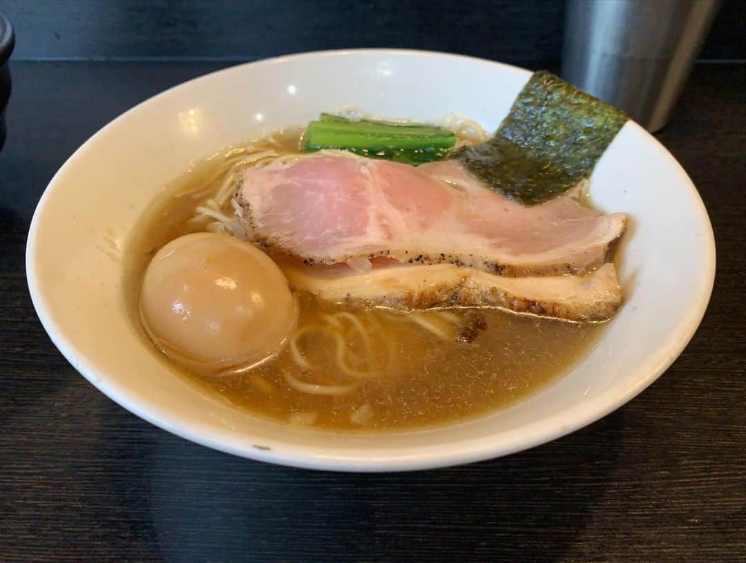 SUSURUさんのインスタグラム写真 - (SUSURUInstagram)「美味すぎる煮干しラーメン！ Dragon Ashのドラマー、櫻井誠さんと一緒にすすってきました🍥 キリリとエッジ効きつつ臭みなく、旨味のみを存分に味わえるスペシャルなスープ！ パツ食感ではないしっかり茹で上げた中細麺や2種のチャーシューも美味！ 山椒肉めしはうな丼のような甘辛い味付けでこれまた美味しかったです🍚 櫻井さんが製麺した麺で作った特製和え玉も最高でした‥！ #susuru_tv #1794日目 #陽はまたのぼる #綾瀬 #東京 #Dragon Ash #櫻井誠 さん #味玉煮干しそば #山椒肉飯 #超うまい  #ラーメン #らーめん #ramen #ラーメン部 #ramennoodles #毎日ラーメン生活 #麺スタグラム #japaneseramen #japanramen #foodstagram #foodie #noodles #instanoodle #instaramen #instafood #susururecommended #煮干しラーメン #東京ラーメン」2月28日 22時25分 - susuru_tv