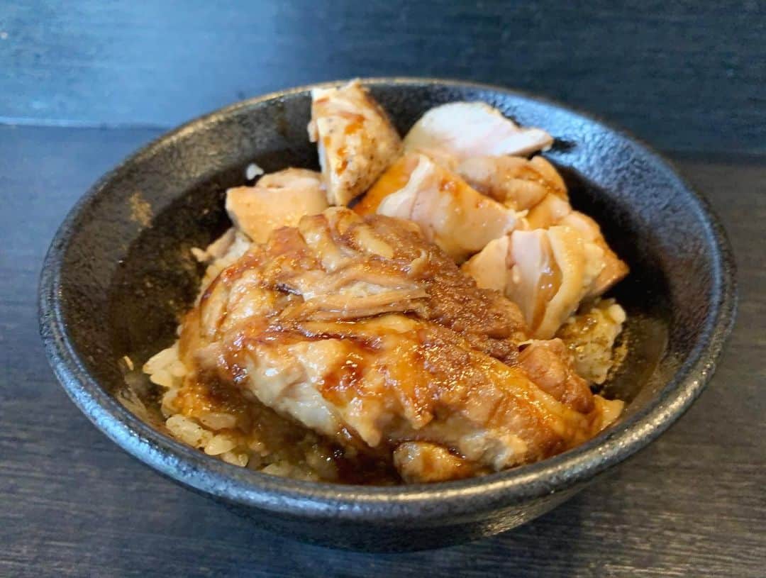 SUSURUさんのインスタグラム写真 - (SUSURUInstagram)「美味すぎる煮干しラーメン！ Dragon Ashのドラマー、櫻井誠さんと一緒にすすってきました🍥 キリリとエッジ効きつつ臭みなく、旨味のみを存分に味わえるスペシャルなスープ！ パツ食感ではないしっかり茹で上げた中細麺や2種のチャーシューも美味！ 山椒肉めしはうな丼のような甘辛い味付けでこれまた美味しかったです🍚 櫻井さんが製麺した麺で作った特製和え玉も最高でした‥！ #susuru_tv #1794日目 #陽はまたのぼる #綾瀬 #東京 #Dragon Ash #櫻井誠 さん #味玉煮干しそば #山椒肉飯 #超うまい  #ラーメン #らーめん #ramen #ラーメン部 #ramennoodles #毎日ラーメン生活 #麺スタグラム #japaneseramen #japanramen #foodstagram #foodie #noodles #instanoodle #instaramen #instafood #susururecommended #煮干しラーメン #東京ラーメン」2月28日 22時25分 - susuru_tv
