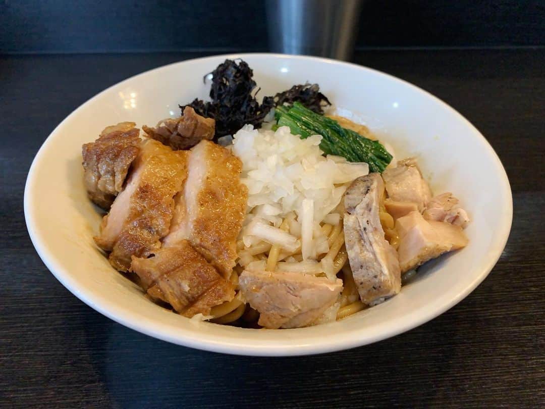 SUSURUさんのインスタグラム写真 - (SUSURUInstagram)「美味すぎる煮干しラーメン！ Dragon Ashのドラマー、櫻井誠さんと一緒にすすってきました🍥 キリリとエッジ効きつつ臭みなく、旨味のみを存分に味わえるスペシャルなスープ！ パツ食感ではないしっかり茹で上げた中細麺や2種のチャーシューも美味！ 山椒肉めしはうな丼のような甘辛い味付けでこれまた美味しかったです🍚 櫻井さんが製麺した麺で作った特製和え玉も最高でした‥！ #susuru_tv #1794日目 #陽はまたのぼる #綾瀬 #東京 #Dragon Ash #櫻井誠 さん #味玉煮干しそば #山椒肉飯 #超うまい  #ラーメン #らーめん #ramen #ラーメン部 #ramennoodles #毎日ラーメン生活 #麺スタグラム #japaneseramen #japanramen #foodstagram #foodie #noodles #instanoodle #instaramen #instafood #susururecommended #煮干しラーメン #東京ラーメン」2月28日 22時25分 - susuru_tv