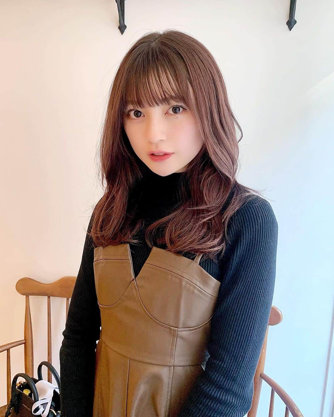 廣川奈々聖さんのインスタグラム写真 - (廣川奈々聖Instagram)「グレージュカラーになりました🌿❤︎﻿ ﻿ ずっとピンクだったから﻿ 久しぶりのカラーチェンジ、、！﻿ ﻿ ﻿ 赤みを抑えるために、グリーンとかを混ぜてもらいながら落ち着きのある感じに🕊♡本当にかわいい……！﻿ ﻿ ﻿ ﻿@garland_haruna 有難うございます！  ﻿ ﻿ ﻿ #ヘアカラー#グレージュ#グレージュカラー#ココアブラウン#巻き髪」2月28日 22時25分 - nanaseven7_u_u