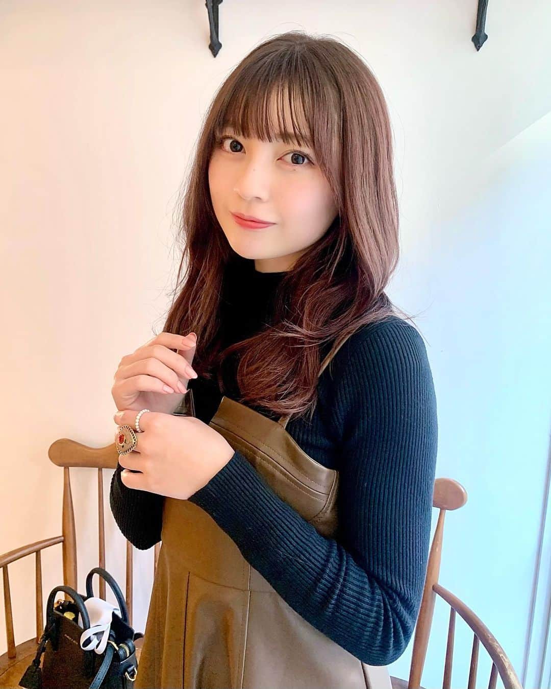 廣川奈々聖のインスタグラム：「グレージュカラーになりました🌿❤︎﻿ ﻿ ずっとピンクだったから﻿ 久しぶりのカラーチェンジ、、！﻿ ﻿ ﻿ 赤みを抑えるために、グリーンとかを混ぜてもらいながら落ち着きのある感じに🕊♡本当にかわいい……！﻿ ﻿ ﻿ ﻿@garland_haruna 有難うございます！  ﻿ ﻿ ﻿ #ヘアカラー#グレージュ#グレージュカラー#ココアブラウン#巻き髪」