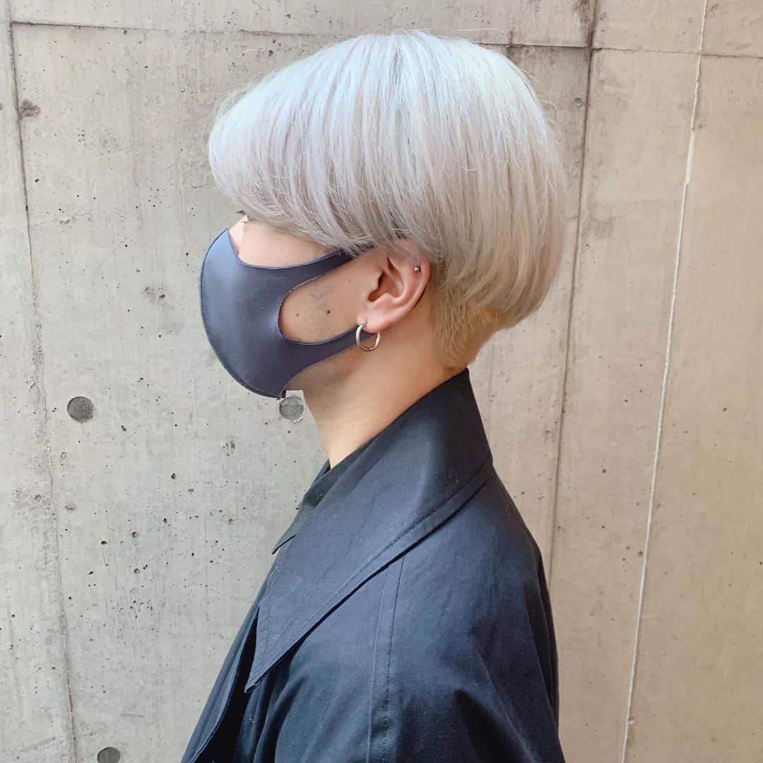 田中滉一のインスタグラム：「センターパートマッシュ✖︎ホワイトカラー こちらのお客様は100%ホワイトです✨  3月すでにホワイトカラーのご予約増えてきております！ ぜひイメチェンしましょう☺️  予約はホットペッパーまたはDMからもお取りできます！   #マッシュ #メンズヘア #メンズファッション #ヘアセット #カラー #ダブルカラー #ケアブリーチ  #美容師 #原宿 #美容室 #ホワイトカラー #白髪#白髪マッシュ#menshair #mensstyle  #無印良品 #l4l #金木研 #ハイトーン  #撮影 #センターパート #刈り上げ  #ヘアカタ #エドルブリーチ #韓国 #韓国マッシュ #コンマヘア #パーカーチャンネル #カルマパーマ」