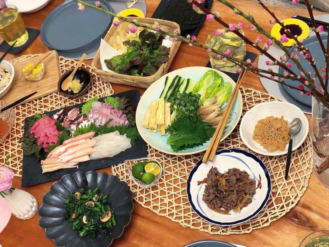 林香里さんのインスタグラム写真 - (林香里Instagram)「・ ・ 週末は家族で少し早めに雛祭りparty🎎🌸 毎年我が家では2人とも大好きな手巻き寿司🥢 みんなで、この組み合わせ最高〜😚と あーだこーだ言いながらワイワイ楽しかった♡ 娘は、ひたすら大好物の納豆巻きにきゅうり乗せ🥒でしたw  #ひなまつりごはん#手巻き寿司パーティー  #ひなまつり#homeparty#family#🎎」2月28日 22時31分 - kaori_hayashi1203