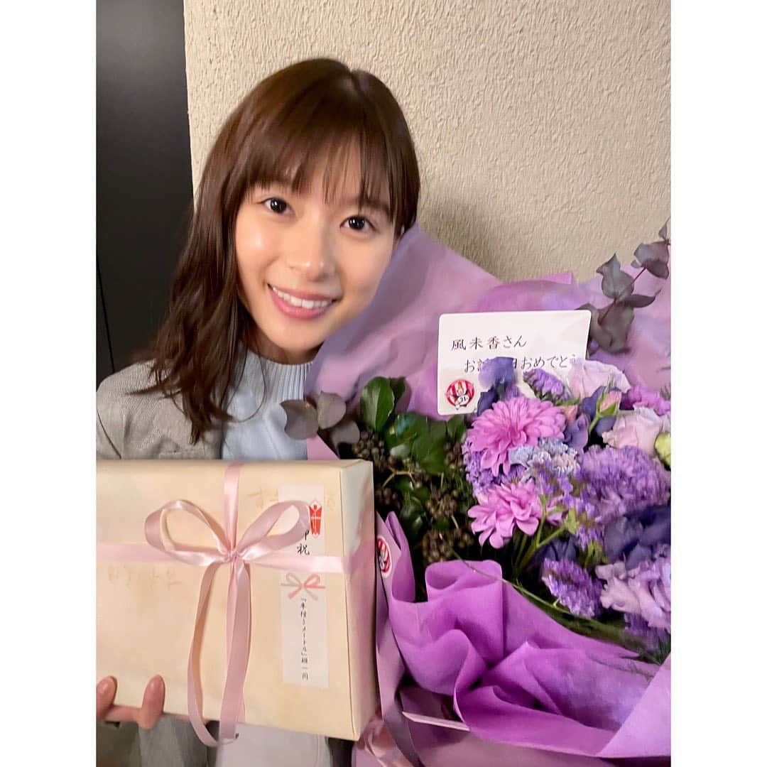 芳根京子さんのインスタグラム写真 - (芳根京子Instagram)「なんと「半径5メートル」の現場でも お誕生日のお祝いをしていただきました...！🙇‍♀️ (皆さん半径5メートルの輪になって、お祝いしてくれました。笑)  振り返ると朝ドラから4年連続 誕生日には主演の作品に参加させてもらえています。 それがどれだけ幸せなことか 改めて噛み締める年となりました。  少しずつ素敵な女性になりたいです。頑張ろう。おー。  とにかく今は目の前のことを。  つまり、、台本覚えよう！！！笑  今日１日「誕生日だもーん」を言い訳にしすぎた！笑 ひー！！24歳もがんばりまーす！  #半径5メートル」2月28日 22時26分 - yoshinekyoko