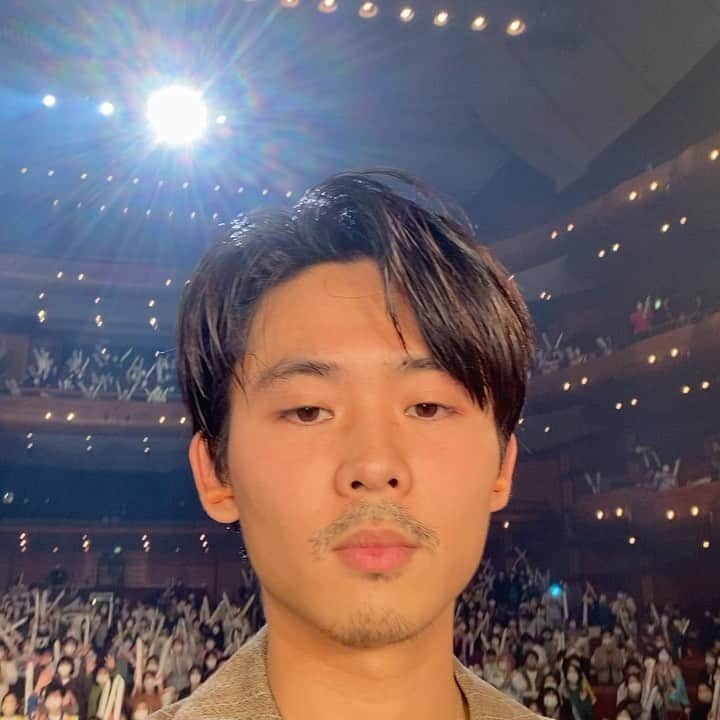 オカモトレイジのインスタグラム：「神戸ありがとうございました！🐄 ライブどうでしたか？星で評価お願いします⭐︎⭐︎⭐︎⭐︎⭐︎⭐︎⭐︎⭐︎⭐︎⭐︎⭐︎⭐︎ これはめちゃめちゃ楽しいを通り越した表情です😐」