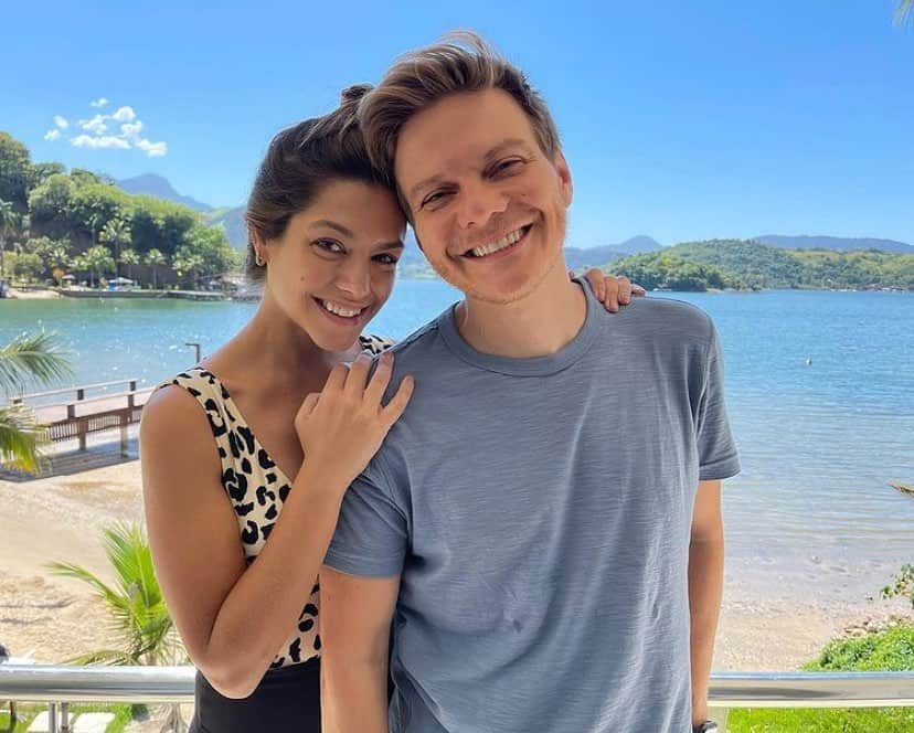 ミシェル・テロのインスタグラム：「Um bom dia e um ótimo domingo à todos vocês!  Como está o clima hoje por aí?  ☀️ ou 🌧?  Comente abaixo!」