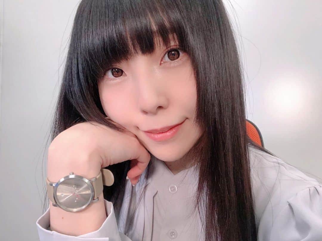 相沢梨紗のインスタグラム：「いちにちおつかれさま〜✨ . 今日は全体的にグレーやベージュでまとめた感じでした〜。春に向けて？自然と明るい色のコーデに？ . LINE LIVEも見守ってくれたり、 盛り上げてくれたりと本当にありがとうございます🤍 . 明日から3月🌸 . 少しずつだけど、みんなと会える日が決まって嬉しい。 . そこに向けて良い時間を作れるように準備したり！ 自分を磨いたりします〜😌 . . 明日は夜にラジオ！ミューコミプラス！楽しみです〜！ . . . #dempagumi #japan #idol #model #risaaizawa #wear #style #accessory #newwatch #ノーマンデー #nomonday #腕時計 #手元倶楽部」