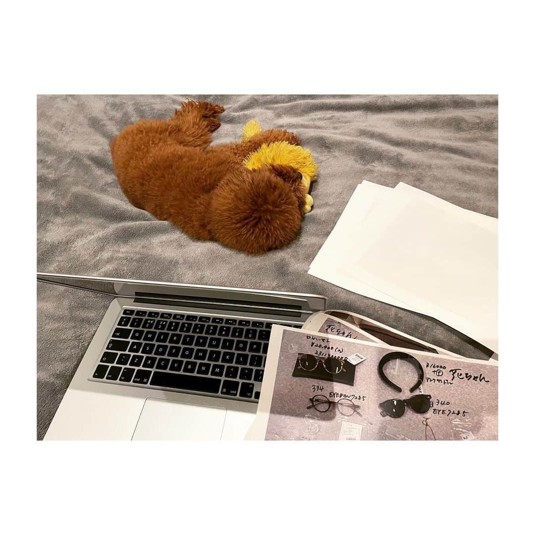 のインスタグラム：「アレ？ ちょっと仕事に集中していたら なんかいる  #大好きなライオンをだっこして #よこだおし」