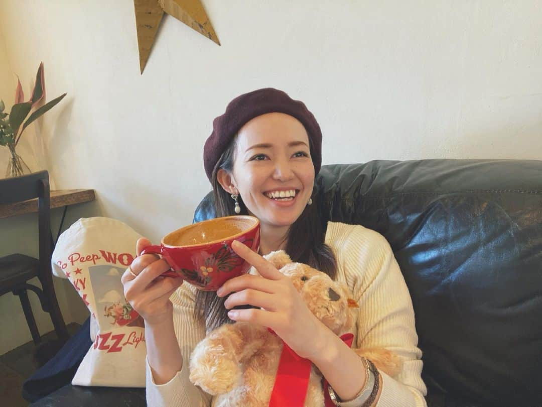 小林美季さんのインスタグラム写真 - (小林美季Instagram)「☕️🧸  のんびり*  #いつかの写真 #コーヒータイム #好き #셀카 #데일리룩 #일본 #코디 #model #actress #美季  #miki #iPhone #帽子 #好き #ベレー帽 #のんびり #smile #カフェラテ」2月28日 22時31分 - miki_66v