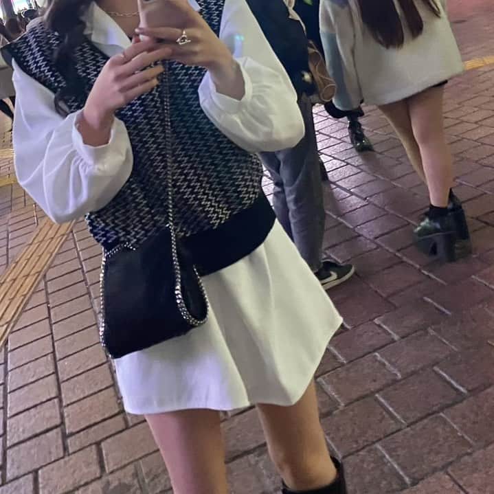 仲本莉絵瑠のインスタグラム：「めっちゃイメチェンした〜〜👽🤍 洋服ありえく？にあるインスタの広告のやつです！ バックはステラマッカートニー！ブーツはマウジー！」
