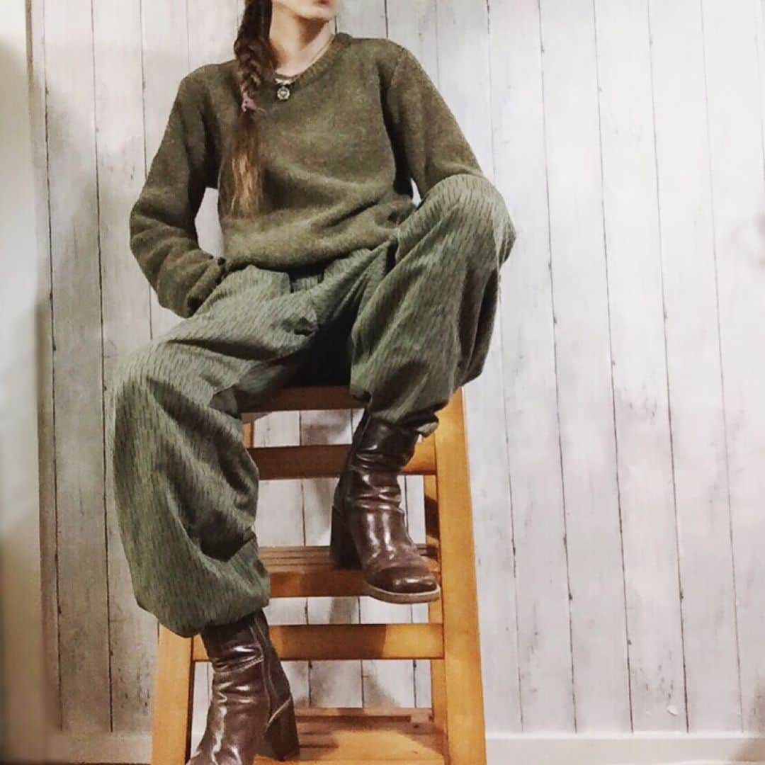 のインスタグラム：「今日は緑な日でした。 men'sなmilitaryパンツが最近気になりすぎてる。でも全部が全部men'sstyleにするのはいかがなものかと足元はヒールbootsを。 このボンタンstyle好きだ。 #私服#military#vintage#vintagefashion#used#usedclothing#ぼんたんは昭和な発言になるのか笑」