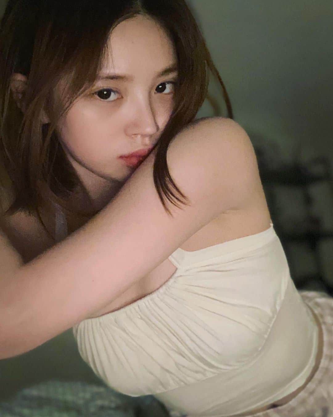 Yoonbitnaのインスタグラム：「심심한 병에 걸렸습니다.  핸드폰과 너무 붙어있읐나」