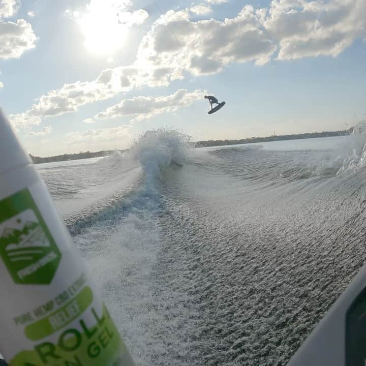 手塚翔太のインスタグラム：「Stoked to announce just join to @fresh_bros Team🌱🤝🔥🔥🔥 Here is the POV of what I do after the sesh to recovery quicker w Roll on Stick!🤤👊🏻 Can’t wait to travel this over the world and go big or go home😎 📹: @agarabaghi」