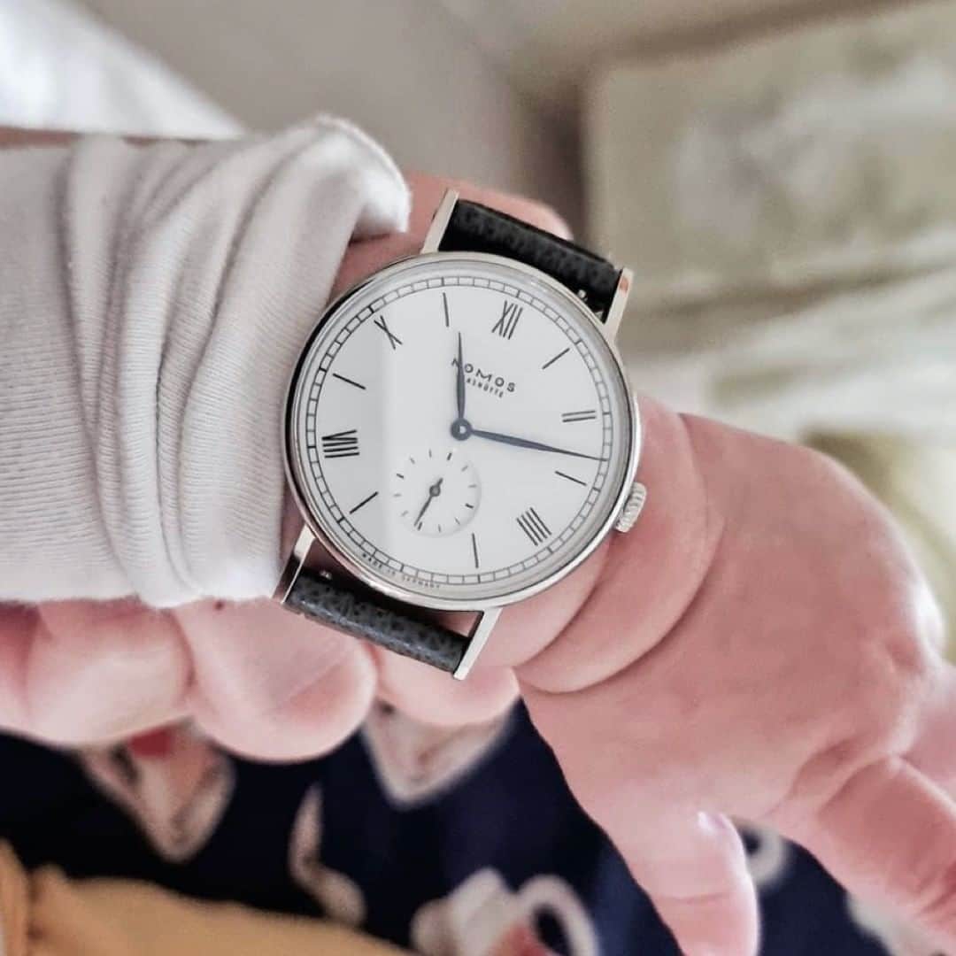 のインスタグラム：「We have a very special wristshot of the week—even if it's a little too large at the moment! With thanks to @tokeitime for sharing this shot of Ludwig and his daughter.  #nomos #glashütte #ludwig #wristshot」