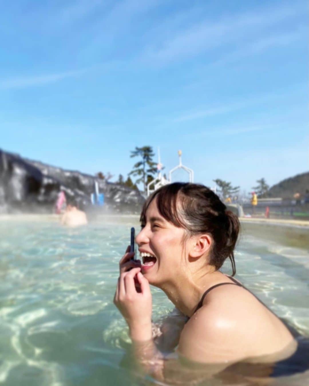 持永真実さんのインスタグラム写真 - (持永真実Instagram)「. 昨日ストーリーズ上げたら、みんなから「そこ、どこにいるの〜？？」ってDMもらいまくりました💌👀 初！ロマンスカーで箱根ユネッサン行ってきました〜🚅✨ ここは屋外にある洞窟温泉♨️🧖🏻‍♀️ (水着で入れる&水着のエリアは📱も👌) たくさんお風呂の種類あるんだけど、天気が良かったからここにいる率が高かったなぁ😇💕至福✨  #箱根小涌園ユネッサン」2月28日 22時42分 - mami_mochinaga