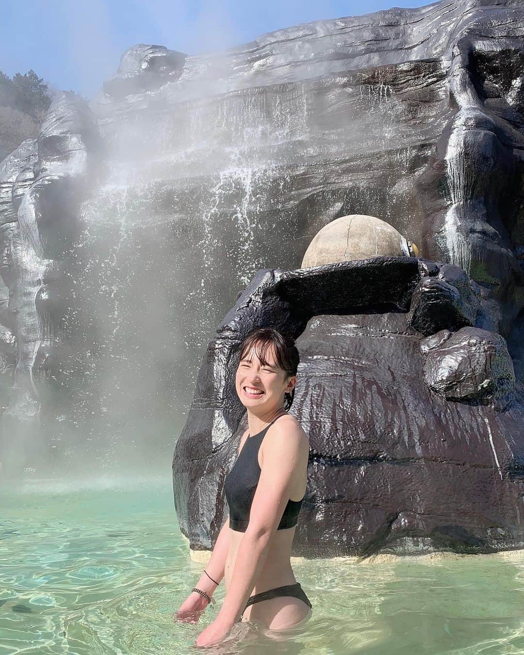 持永真実さんのインスタグラム写真 - (持永真実Instagram)「. 昨日ストーリーズ上げたら、みんなから「そこ、どこにいるの〜？？」ってDMもらいまくりました💌👀 初！ロマンスカーで箱根ユネッサン行ってきました〜🚅✨ ここは屋外にある洞窟温泉♨️🧖🏻‍♀️ (水着で入れる&水着のエリアは📱も👌) たくさんお風呂の種類あるんだけど、天気が良かったからここにいる率が高かったなぁ😇💕至福✨  #箱根小涌園ユネッサン」2月28日 22時42分 - mami_mochinaga