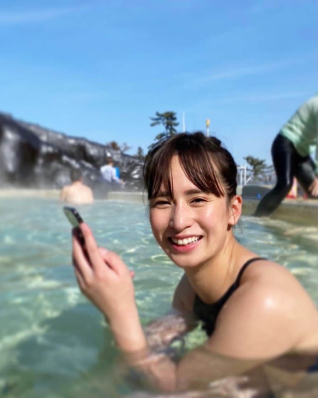 持永真実のインスタグラム：「. 昨日ストーリーズ上げたら、みんなから「そこ、どこにいるの〜？？」ってDMもらいまくりました💌👀 初！ロマンスカーで箱根ユネッサン行ってきました〜🚅✨ ここは屋外にある洞窟温泉♨️🧖🏻‍♀️ (水着で入れる&水着のエリアは📱も👌) たくさんお風呂の種類あるんだけど、天気が良かったからここにいる率が高かったなぁ😇💕至福✨  #箱根小涌園ユネッサン」