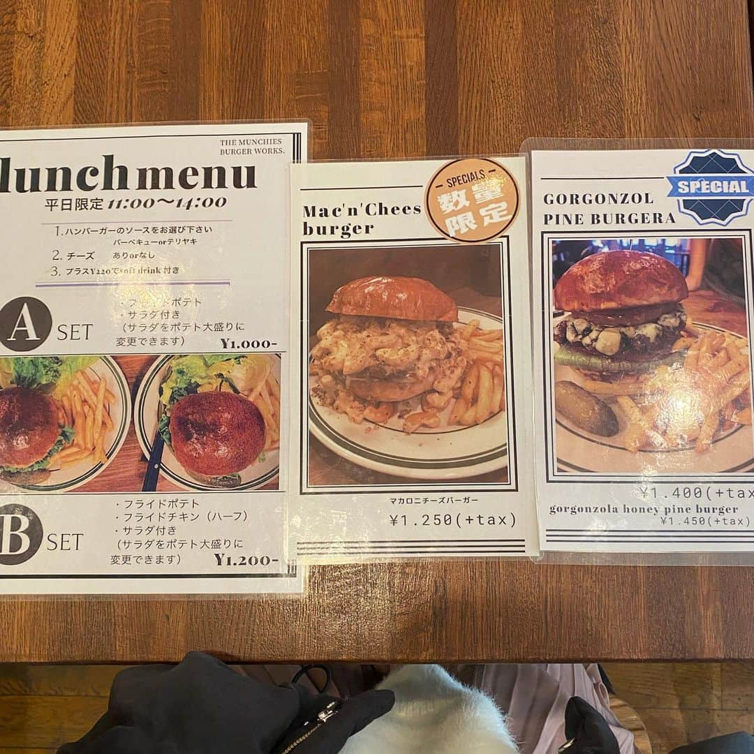 出口結菜さんのインスタグラム写真 - (出口結菜Instagram)「《🐙#天満　#THEMUNCHIESBURGERWORKS 》﻿ ﻿ #はるリンス のソロ冠ライブで﻿ VTR中に私が食べていたマカロニチーズバーガー🧀🍔﻿ ﻿ 数量限定ですごく食べてみたくて狙っていたので食べれて幸せすぎ！！！﻿ ﻿ ﻿ 濃厚なチェダーチーズがマカロニにたっぷり絡んであって、美味しすぎるし、﻿ ﻿ 中に挟まってるお肉はバーグじゃなくて﻿ 肉肉しいステーキ肉だから食べ応え抜群💪﻿ ﻿ ﻿ ﻿ 今回はテイクアウトやったけど、店内で食べたら映えること間違いない！！﻿ ﻿ ﻿ #ザマンチーズバーガーワークス #ザマンチーズバーガー #天満ランチ #天満グルメ #ハンバーガー  #マカロニチーズバーガー #マカロニチーズ #マカロニ #チーズ料理 #チーズ #チェダーチーズ #バーガー #burger #肉 #数量限定 #テイクアウト #レア物 #映えグルメ #映え写真 #お腹いっぱい #美味しかった #満腹 #食べ物 #グルメ #グルメ女子 #food #ラビグルメ」2月28日 22時44分 - yui_laby0622