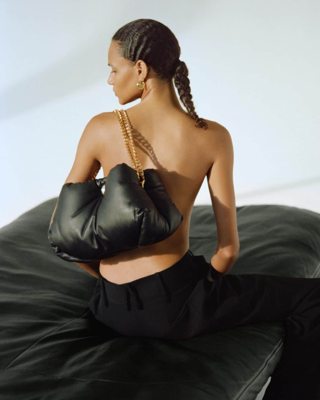 プロエンザスクーラーのインスタグラム：「The Puffy Chain Tobo Bag An oversized, puffy silhouette crafted in soft lambskin leather Discover the new season at proenzaschouler.com and 121 Greene St NY, NY #proenzaschouler」