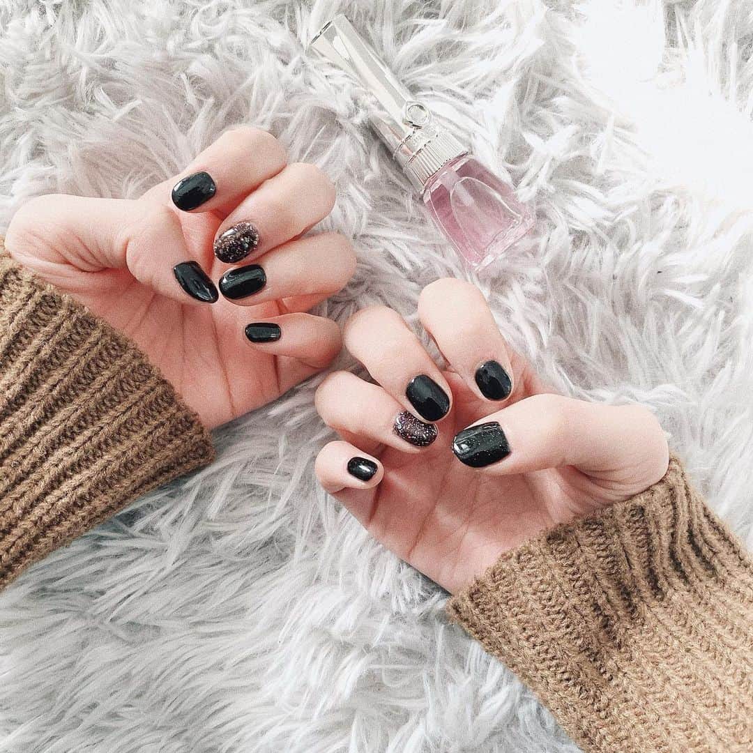 小林玲のインスタグラム：「.﻿ ﻿ ﻿ #newneil 💅﻿ ﻿ ﻿ 久々のジェルネイルで﻿ テンションup↑↑↑﻿ ﻿ 全体的にラメ入れてもらいました☺︎﻿ ﻿ ﻿ ﻿ #nail #nailoil﻿ #jillstuart #black﻿ #ジェルネイル﻿ #ブラックネイル ﻿ #ラメネイル」