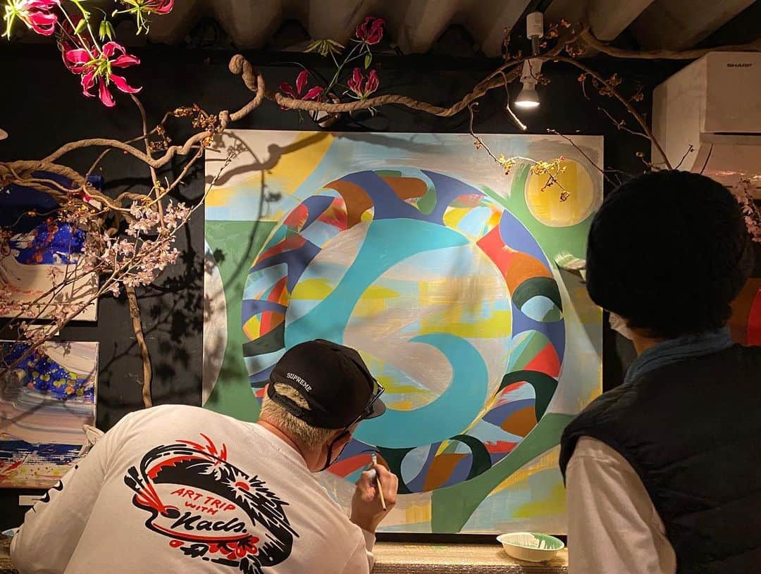 前川由希子さんのインスタグラム写真 - (前川由希子Instagram)「アートイベント【圓相（ENSO）】  #スワイプしてね  次々に重ねられる色、 変化する絵、 偶然なのか必然なのかわからないけど、 とにかくすごくて天才かと思った。 ずっと感動しっぱなしだった アートペイントパフォーマンス。  福岡＆東京のアーティスト・華道家・茶道家のコラボを 見るだけじゃなく、触ったり飲んだり、体験できる 美味しく楽しく贅沢な時間✨ 4種のお茶とお菓子のペアリング、 アートパフォーマンス、 アーティストの皆さんとの会話を楽しんでるうちに、 あっという間に数時間。 時間を忘れるくらい刺激的で、余韻がすごい。。  #圓相  #ensō  #展示会  #アートイベント  #アートパフォーマンス  #ライブアート  #アート  #art  #アーティスト  #artist」2月28日 22時47分 - maekawa.yukiko