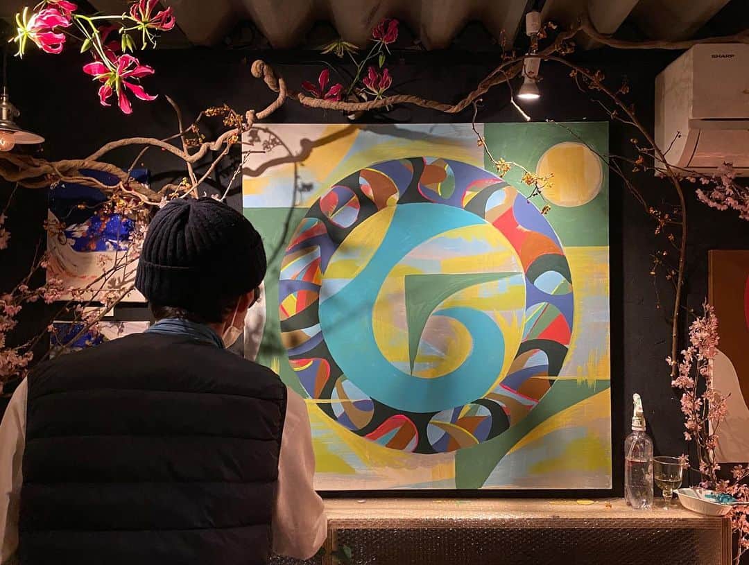 前川由希子さんのインスタグラム写真 - (前川由希子Instagram)「アートイベント【圓相（ENSO）】  #スワイプしてね  次々に重ねられる色、 変化する絵、 偶然なのか必然なのかわからないけど、 とにかくすごくて天才かと思った。 ずっと感動しっぱなしだった アートペイントパフォーマンス。  福岡＆東京のアーティスト・華道家・茶道家のコラボを 見るだけじゃなく、触ったり飲んだり、体験できる 美味しく楽しく贅沢な時間✨ 4種のお茶とお菓子のペアリング、 アートパフォーマンス、 アーティストの皆さんとの会話を楽しんでるうちに、 あっという間に数時間。 時間を忘れるくらい刺激的で、余韻がすごい。。  #圓相  #ensō  #展示会  #アートイベント  #アートパフォーマンス  #ライブアート  #アート  #art  #アーティスト  #artist」2月28日 22時47分 - maekawa.yukiko