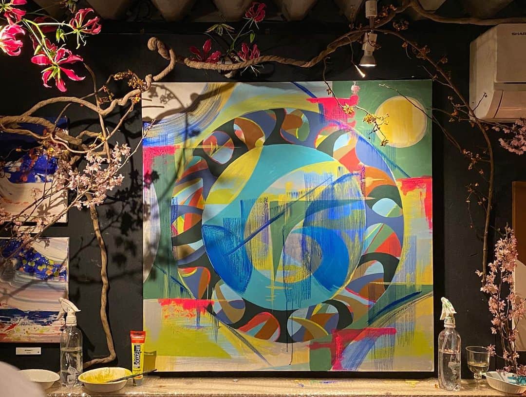 前川由希子さんのインスタグラム写真 - (前川由希子Instagram)「アートイベント【圓相（ENSO）】  #スワイプしてね  次々に重ねられる色、 変化する絵、 偶然なのか必然なのかわからないけど、 とにかくすごくて天才かと思った。 ずっと感動しっぱなしだった アートペイントパフォーマンス。  福岡＆東京のアーティスト・華道家・茶道家のコラボを 見るだけじゃなく、触ったり飲んだり、体験できる 美味しく楽しく贅沢な時間✨ 4種のお茶とお菓子のペアリング、 アートパフォーマンス、 アーティストの皆さんとの会話を楽しんでるうちに、 あっという間に数時間。 時間を忘れるくらい刺激的で、余韻がすごい。。  #圓相  #ensō  #展示会  #アートイベント  #アートパフォーマンス  #ライブアート  #アート  #art  #アーティスト  #artist」2月28日 22時47分 - maekawa.yukiko