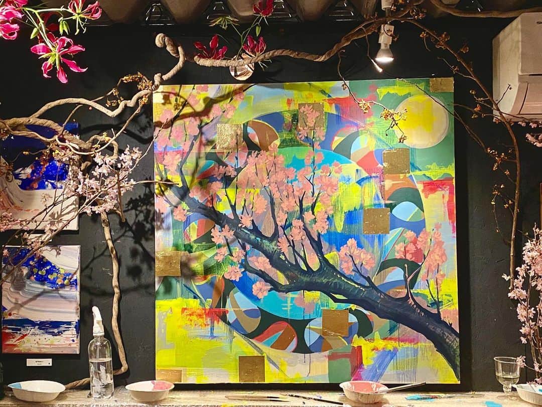 前川由希子さんのインスタグラム写真 - (前川由希子Instagram)「アートイベント【圓相（ENSO）】  #スワイプしてね  次々に重ねられる色、 変化する絵、 偶然なのか必然なのかわからないけど、 とにかくすごくて天才かと思った。 ずっと感動しっぱなしだった アートペイントパフォーマンス。  福岡＆東京のアーティスト・華道家・茶道家のコラボを 見るだけじゃなく、触ったり飲んだり、体験できる 美味しく楽しく贅沢な時間✨ 4種のお茶とお菓子のペアリング、 アートパフォーマンス、 アーティストの皆さんとの会話を楽しんでるうちに、 あっという間に数時間。 時間を忘れるくらい刺激的で、余韻がすごい。。  #圓相  #ensō  #展示会  #アートイベント  #アートパフォーマンス  #ライブアート  #アート  #art  #アーティスト  #artist」2月28日 22時47分 - maekawa.yukiko