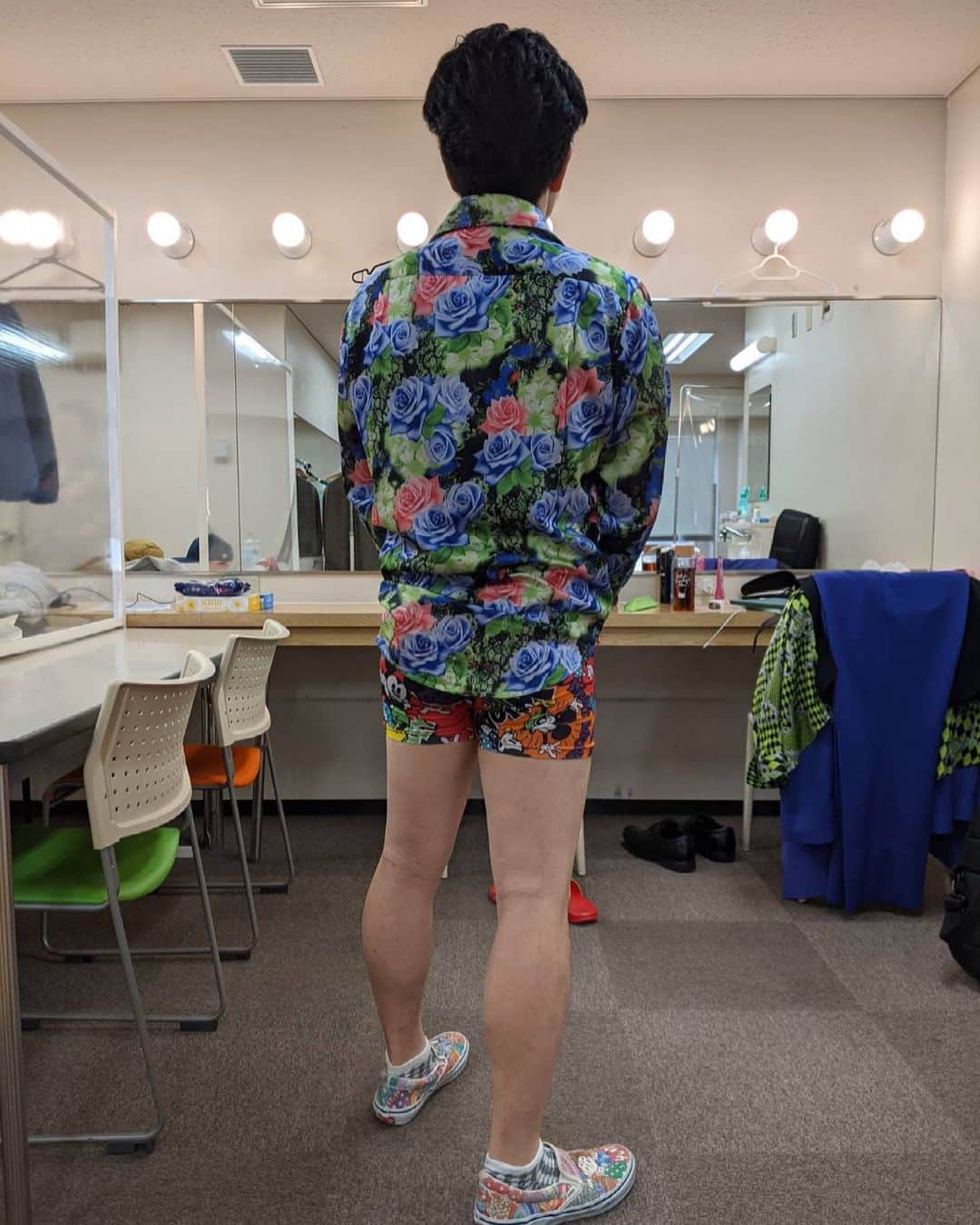 吉田裕さんのインスタグラム写真 - (吉田裕Instagram)「やってしもた。 ガラガラのシャツにガラガラのパンツはいてガラガラの靴はいてしもた。 これはしたらあかんな。 #吉本新喜劇 #ガラガラ #靴はブラスター松下」2月28日 22時56分 - y.yutaka