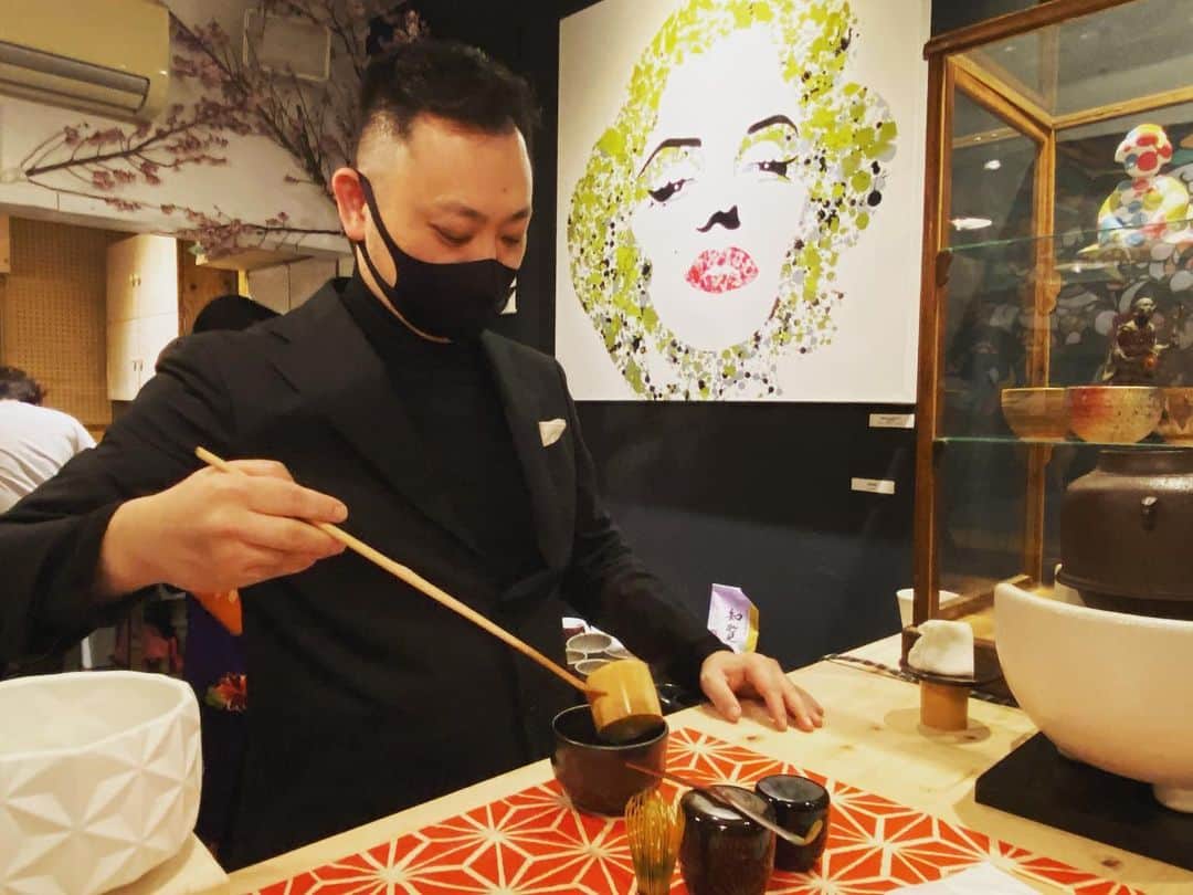 前川由希子さんのインスタグラム写真 - (前川由希子Instagram)「アートイベント【圓相（ENSO）】  福岡＆東京のアーティスト・華道家・茶道家のコラボを 見るだけじゃなく、触ったり飲んだり、体験できる 美味しく楽しく贅沢な時間✨ 4種のお茶とお菓子のペアリング、 アートパフォーマンス、 アーティストの皆さんとの会話を楽しんでるうちに、 あっという間に数時間。 時間を忘れるくらい刺激的で、余韻がすごい。。  #圓相  #ensō  #展示会  #アートイベント  #アートパフォーマンス  #ライブアート  #アート  #art  #アーティスト  #artist  #ティーペアリング  #八女茶  #抹茶  #有田焼」2月28日 22時56分 - maekawa.yukiko