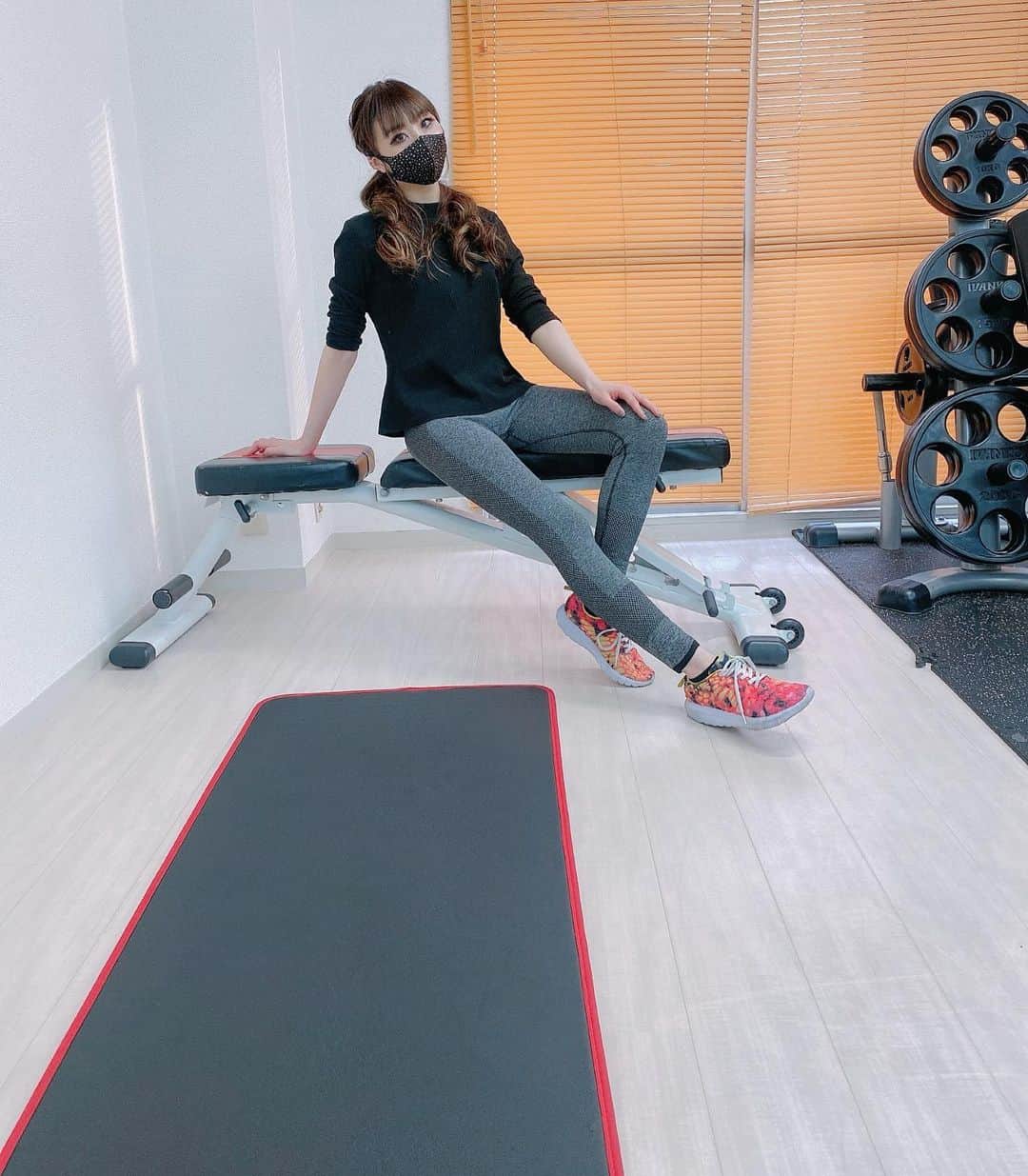 Erenaのインスタグラム：「⚙️ﾊﾟｰｿﾅﾙｼﾞﾑB-Concept⚙️ @b_concept_japan / @kansai.gym.bcon 今日もしっかりトレーニングしてきたよ💪😘 "足" に注目❣️❣️❣️ 今日はブルーのバランスシューズを履いて体幹鍛えてます👟💨💨 初めはなかなかグラつく😂そして立ってるのやっとだったけど、これを続けるとかなり効果が期待できる‼︎‼︎!  家にも欲しくなったよ👀 . いつも楽しくﾄﾚｰﾆﾝｸﾞありがとうございます🌈🥳✨ . II▶︎ 太もも,脚痩せ II▶︎ 産後ダイエットもバッチリ II▶︎ 全国21店舗展開 II▶︎︎ トレーニングウェア&シューズレンタルもあり . ✨クーポンII▶︎ bc_erena ✨ ✨使うと『¥3000 』OFF になるよ😉✨ . 気になる方はぜひCheckしてね♡🥰 . . #bconcept#ビーコンセプト#ダイエットジム#パーソナルジム#パーソナルトレーニング#細い足#脚痩せ#足やせ#痩せる#美脚#下半身痩せ#筋トレ女子#腹筋女子#くびれ#ヒップアップ#シェイプアップ#ボディメイク#トレーニング#ダイエット#産後ダイエット#神戸#三宮#大阪#梅田#堂島#なんば#難波#心斎橋#名古屋#札幌」