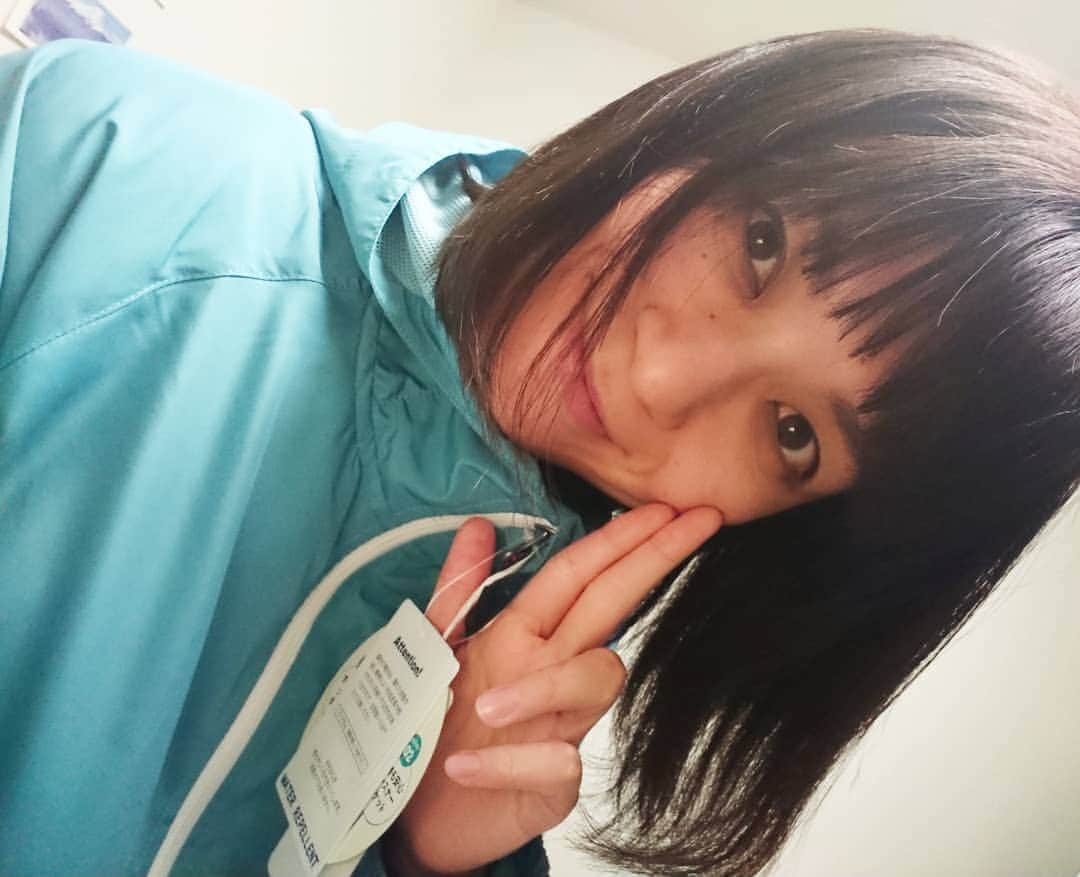 のインスタグラム：「素敵な快晴色の上着🐱🗻🌷スポーツ女子から、プレゼントで頂きました✨  早く使いたい🍀山はもちろん、今は人の少ない早朝にトレランもいいぞな🐱🌷 まずはランニング行ってきマラソン🌷まずはタグを切ろう🍀笑  ランナーはたまランナ〜！✨ ランナーだけに🌷  ２枚目はロゴスのロゴっす！✨(ロゴすだけに) #ランナー  #たまらんなー  #ダジャレ  #だじゃれ  #logos」